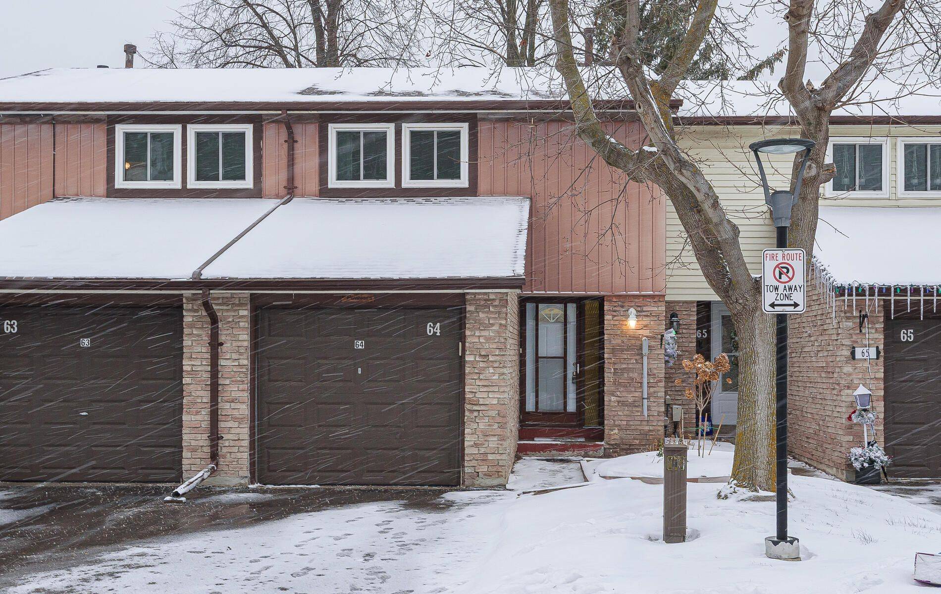 Oshawa, ON L1G 7C6,222 Pearson ST #64