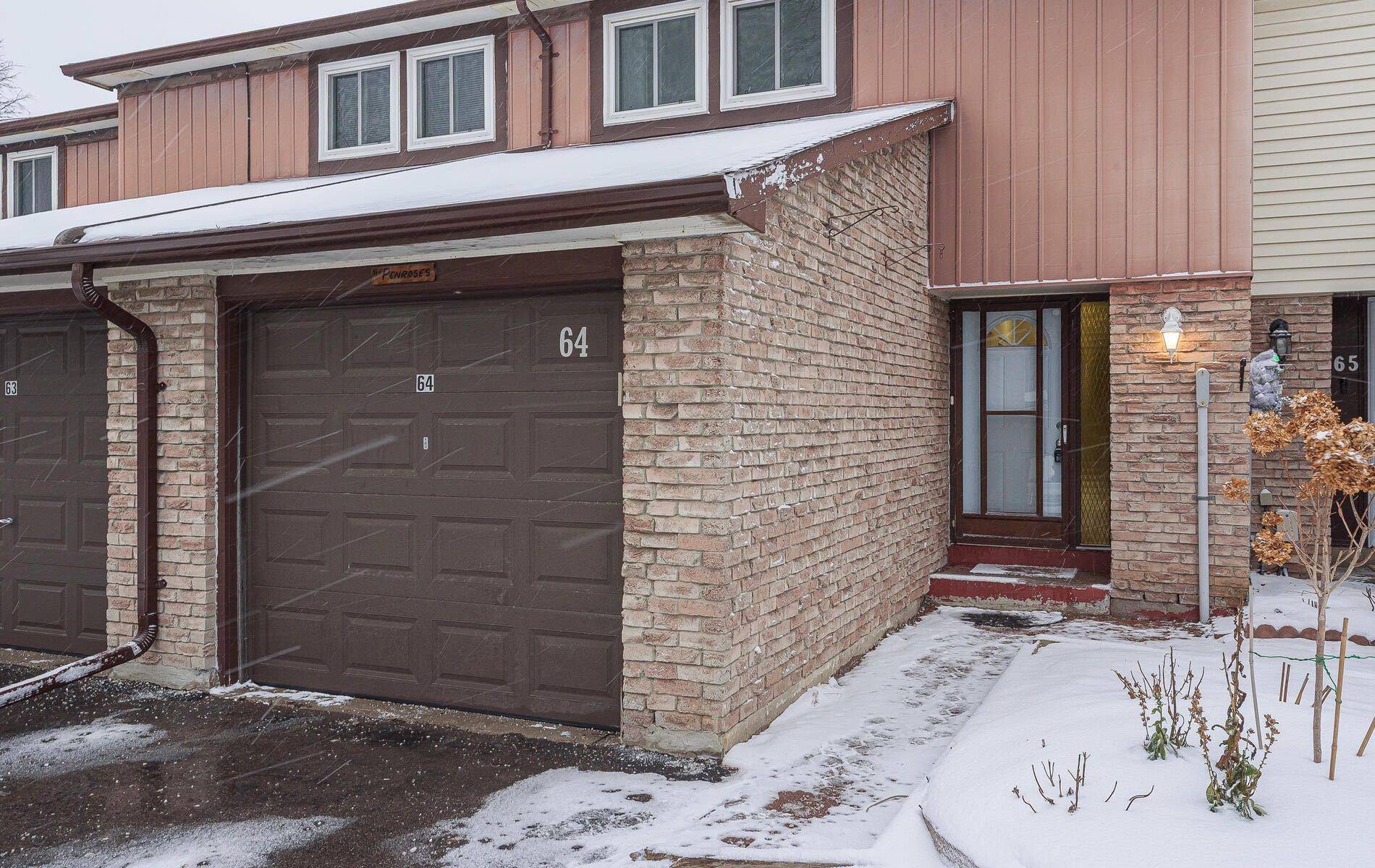 Oshawa, ON L1G 7C6,222 Pearson ST #64