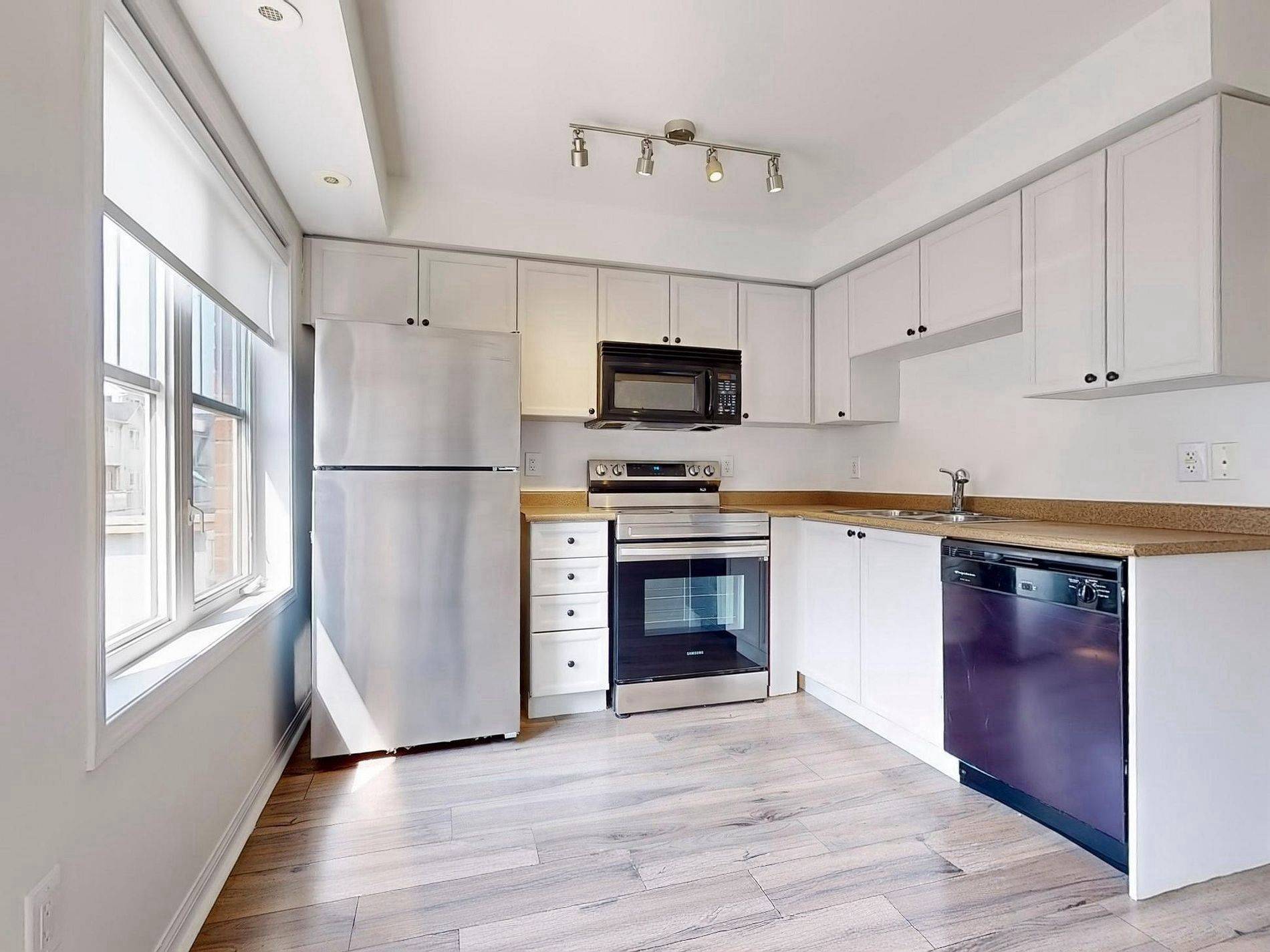 Mississauga, ON L5B 0B3,595 Dundas ST W #2