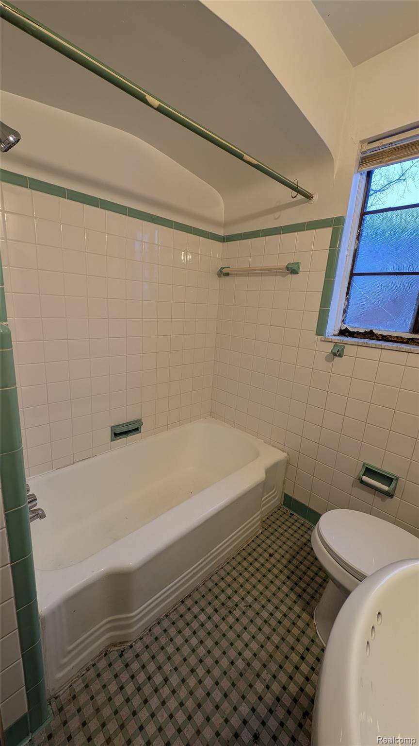 Detroit, MI 48235,18070 Hubbell ST