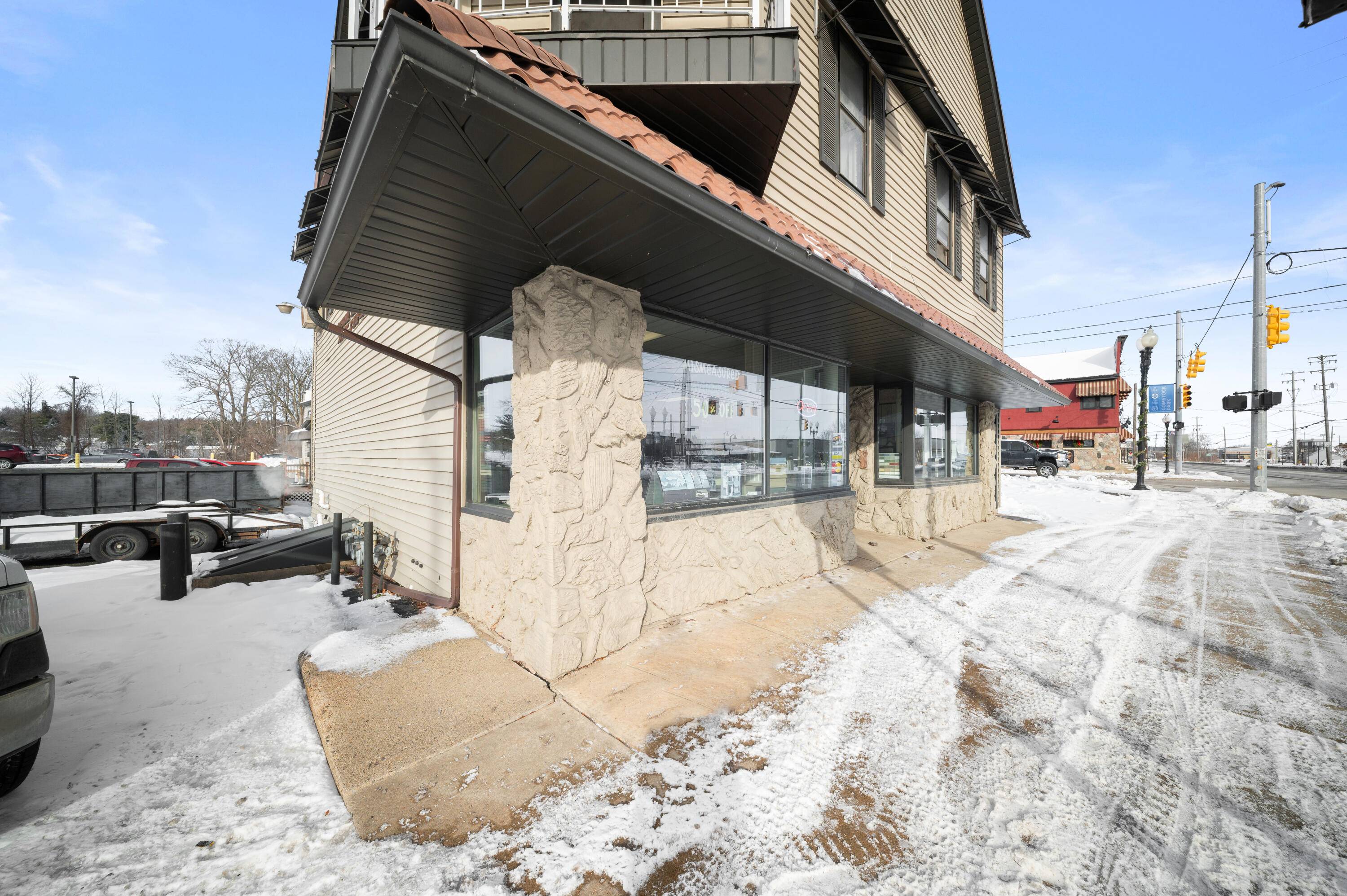 Comstock Park, MI 49321,3955 W River DR NE