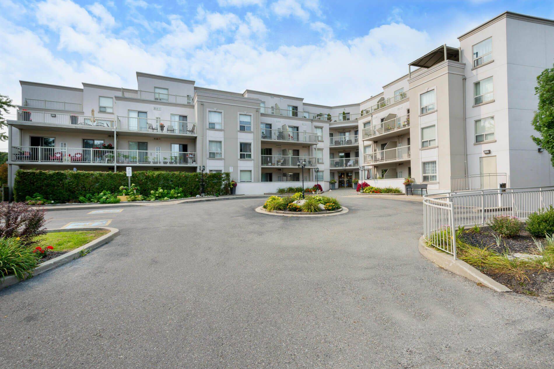 Vaughan, ON L4L 9M6,250 Pine Grove RD #205