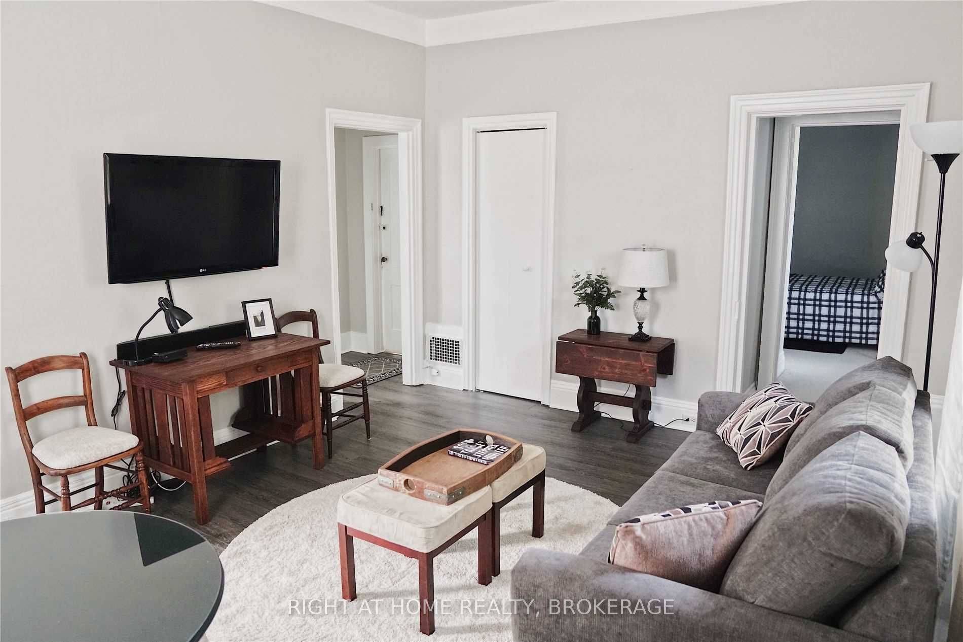 Oakville, ON L6J 3G6,164 Trafalgar RD #1