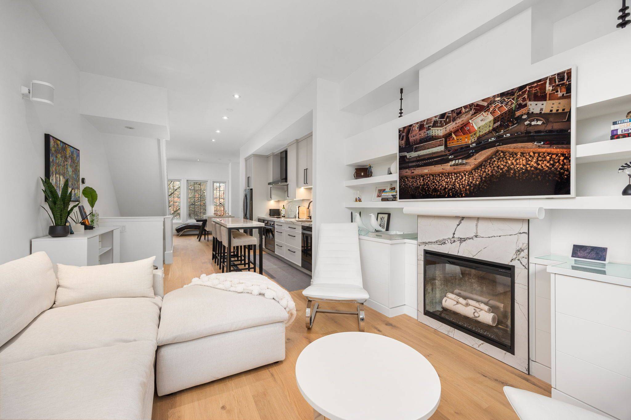 Toronto E01, ON M4M 1R6,1011 Dundas ST E