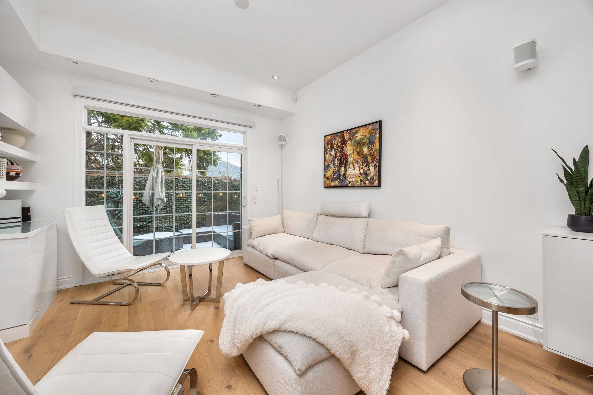 Toronto E01, ON M4M 1R6,1011 Dundas ST E