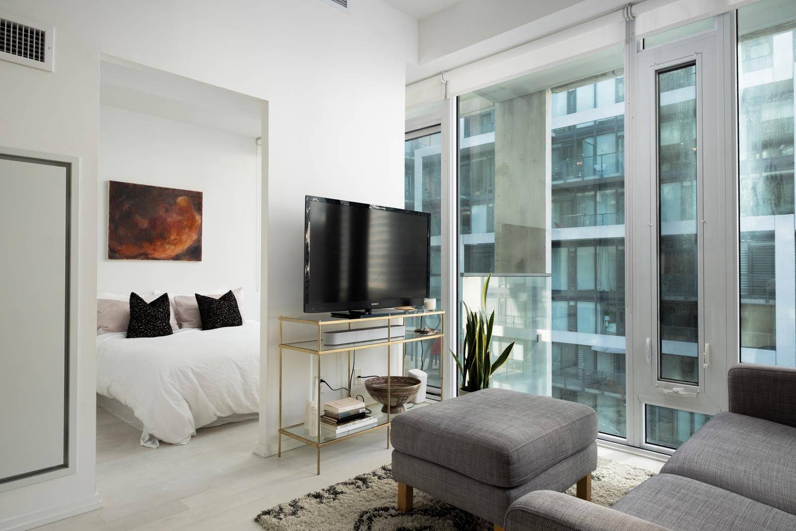 Toronto C10, ON M4S 0B2,8 Hillsdale AVE E #941