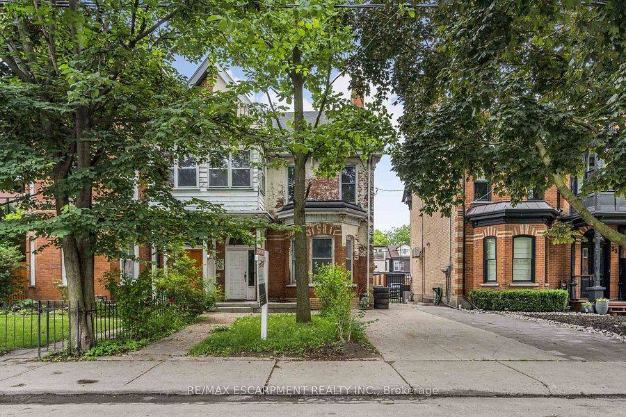 Toronto C01, ON M6J 3J1,35 Beaconsfield AVE #4