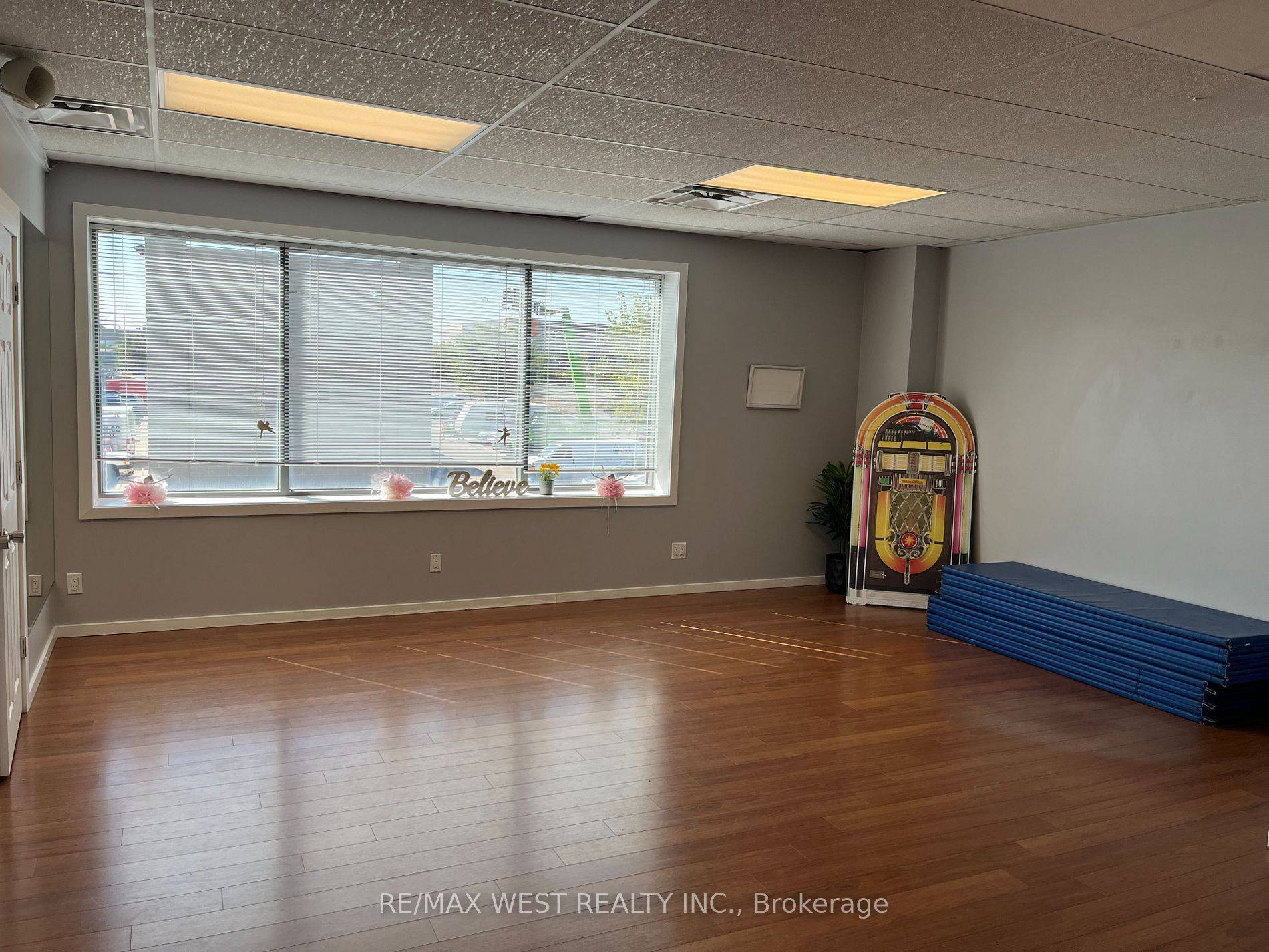 Toronto W06, ON M8V 2E8,300 New Toronto ST #36-uppr