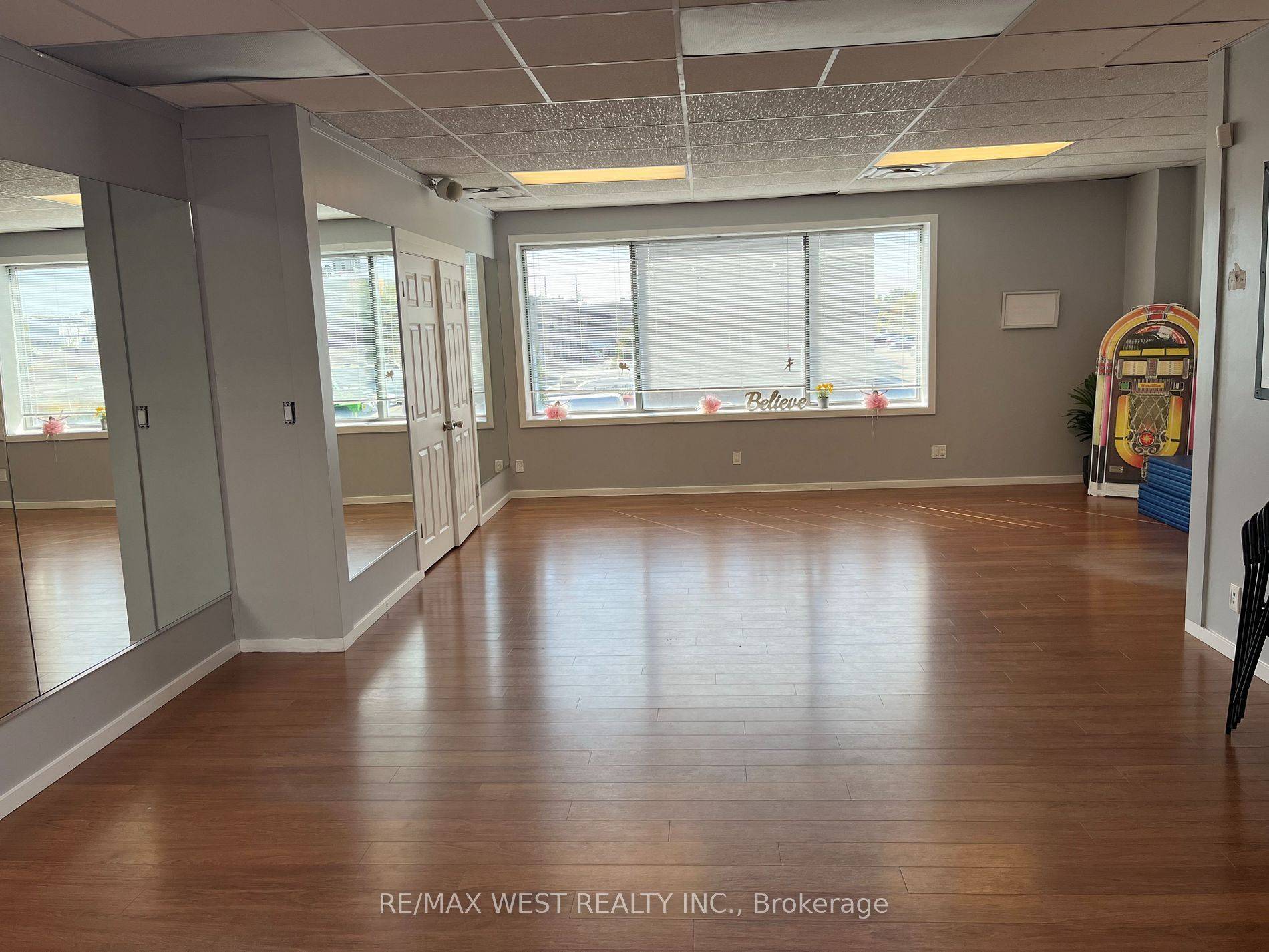 Toronto W06, ON M8V 2E8,300 New Toronto ST #36-uppr