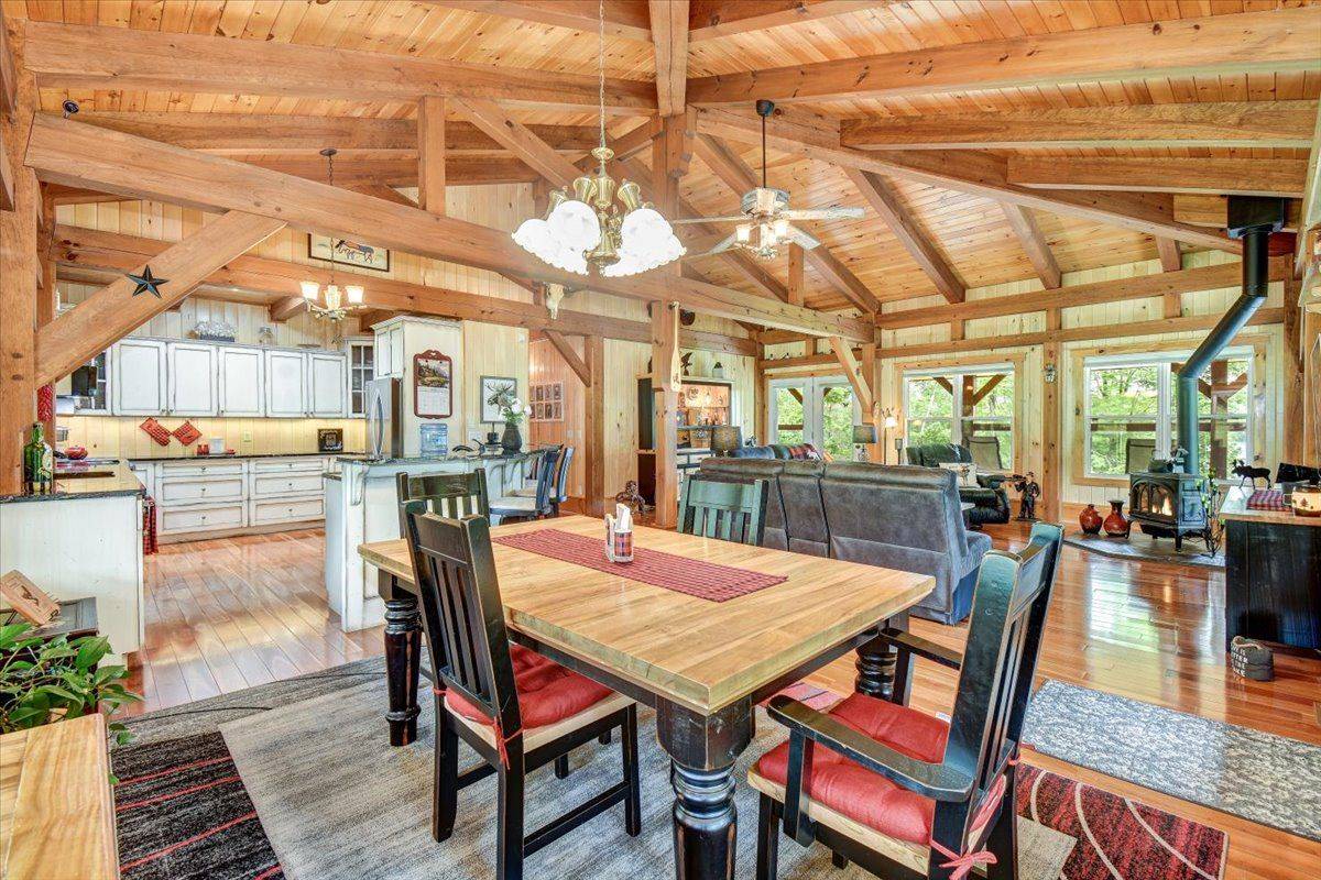944 Steenburg Lake RD N, Limerick, ON K0L 1W0