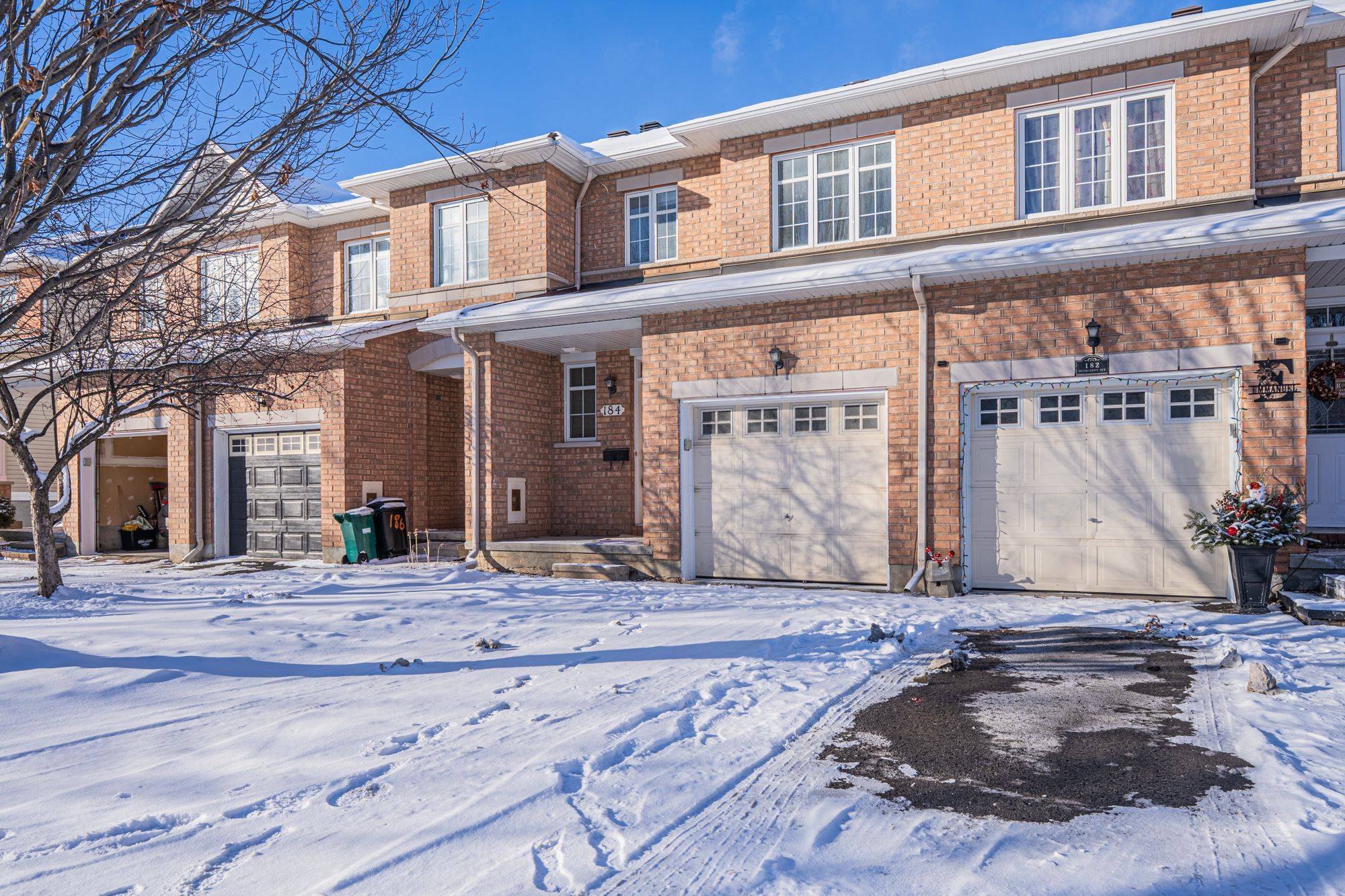 Barrhaven, ON K2J 5J3,184 Deercroft AVE