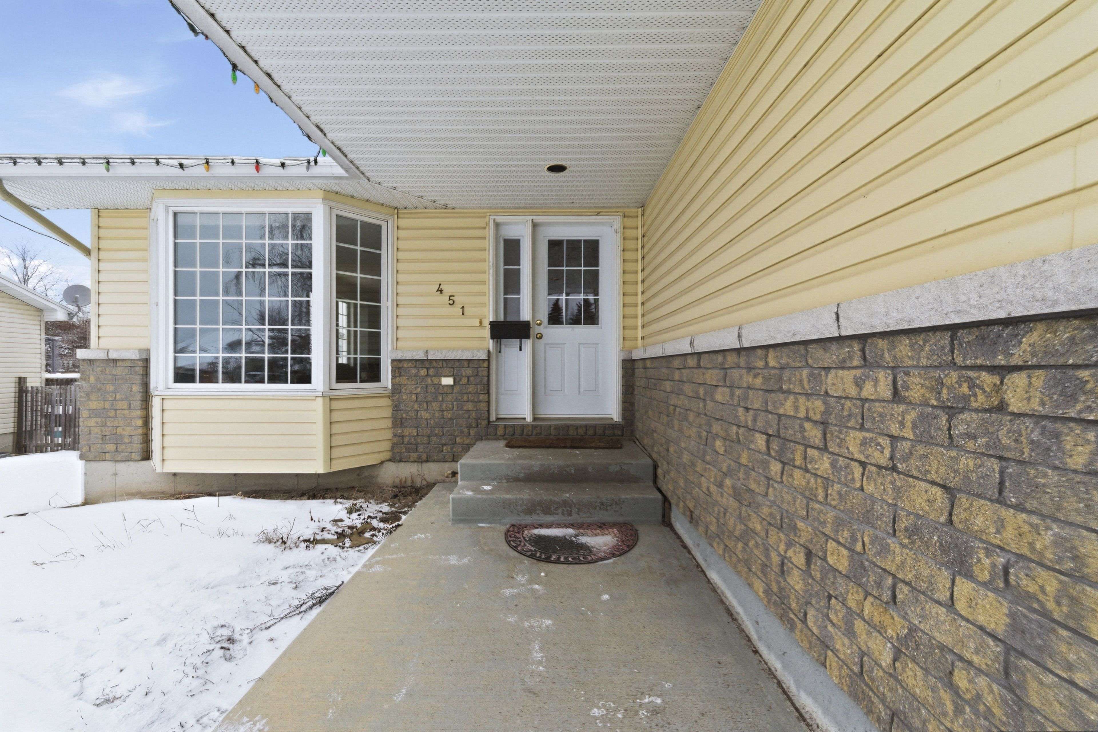 Renfrew, ON K7V 4L4,451 Mayhew ST