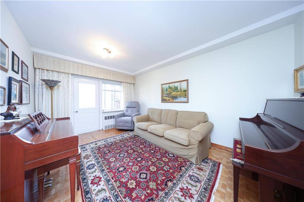 Elmhurst, NY 11373,7408 46th AVE