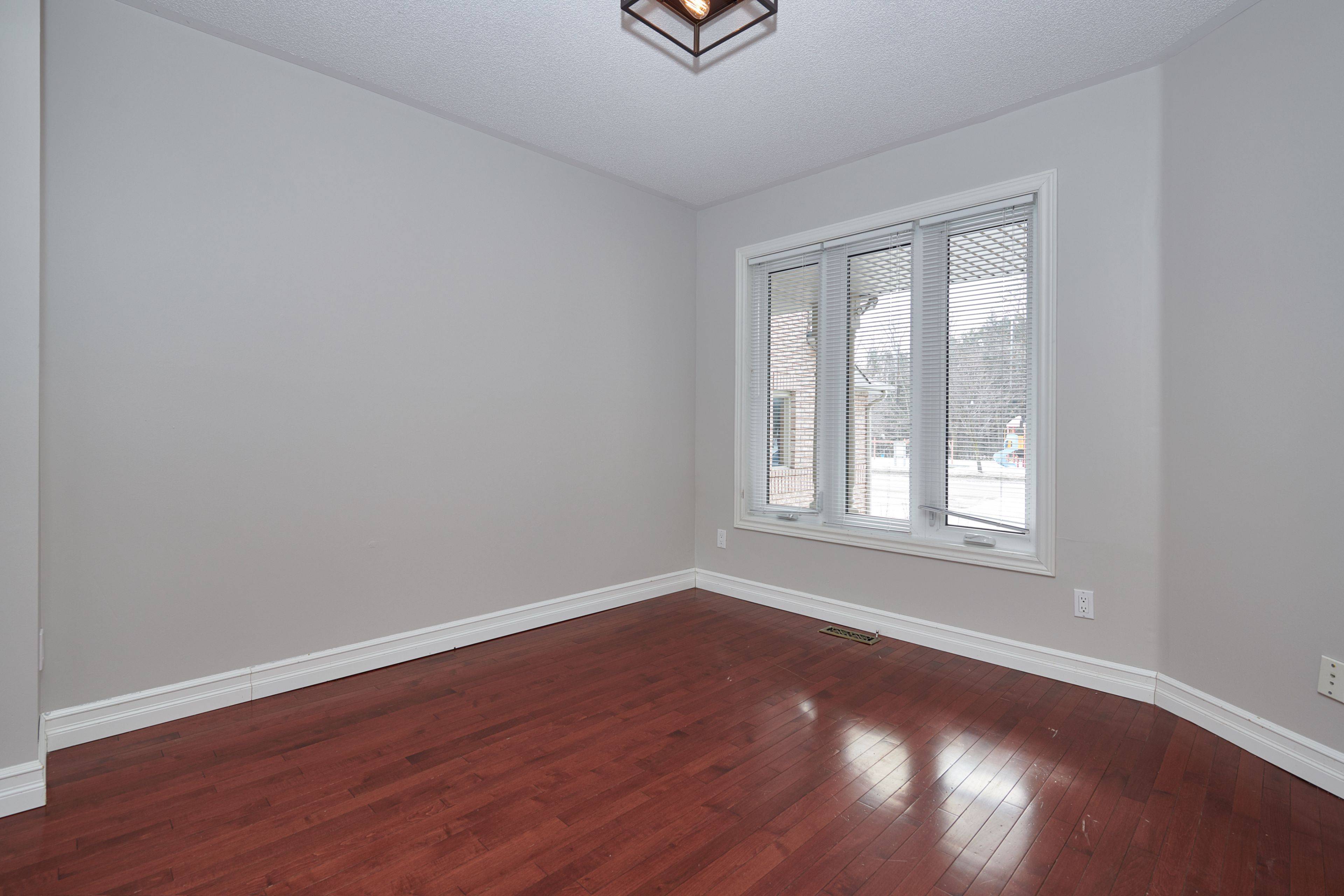 Barrie, ON L4N 8M7,42 Montserrand ST