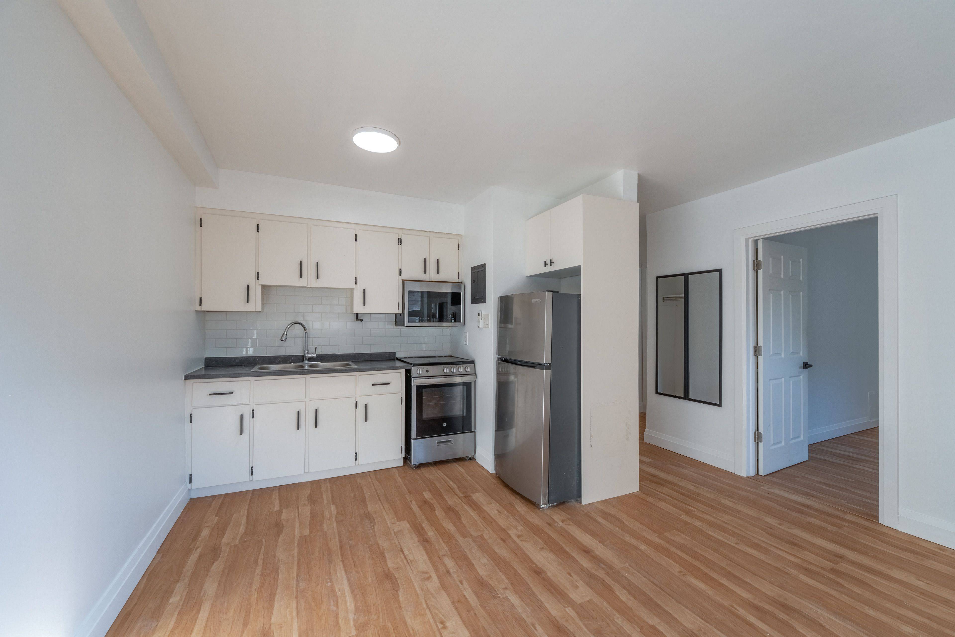 Hamilton, ON L8L 5E5,122 Victoria AVE N #8