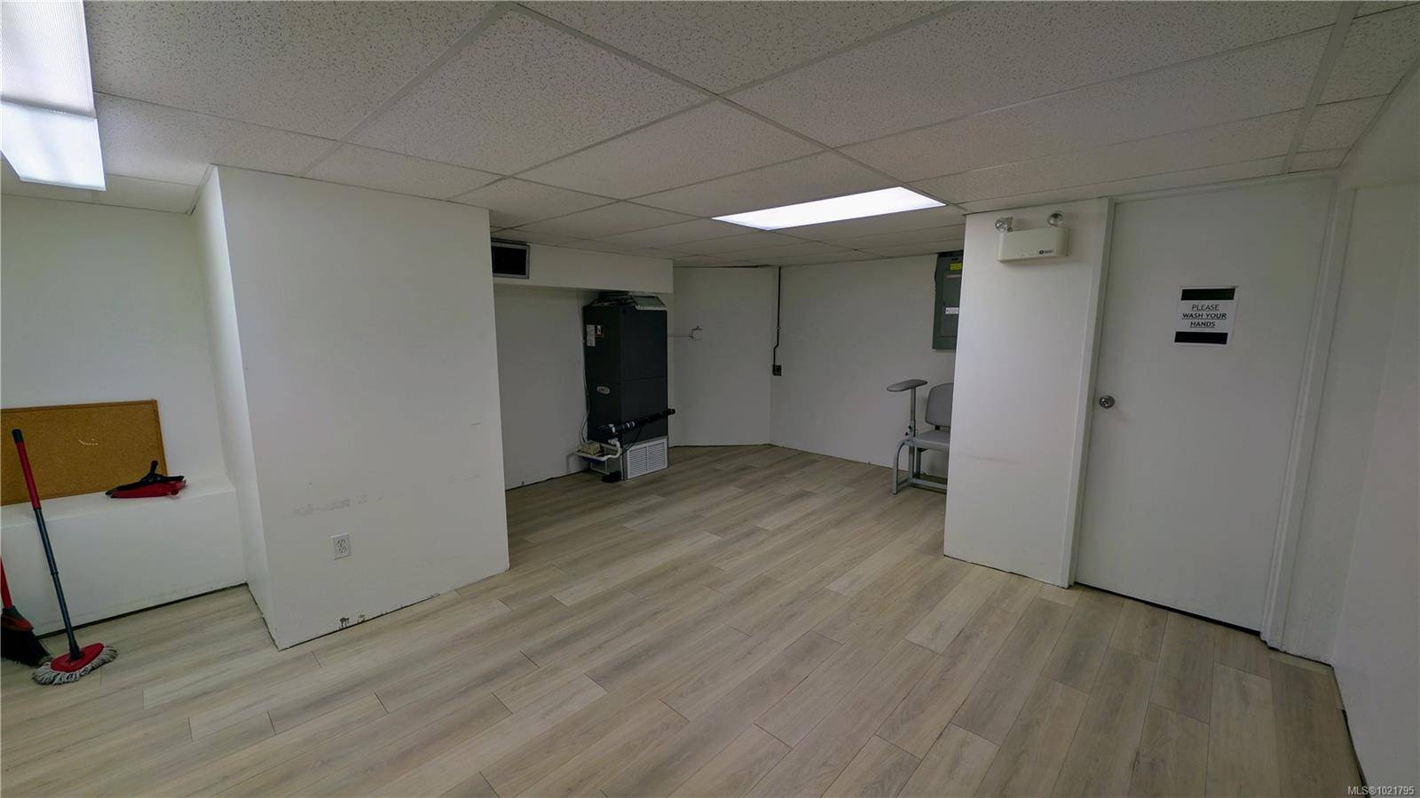 Victoria, BC V8W 3J2,625 Broughton St