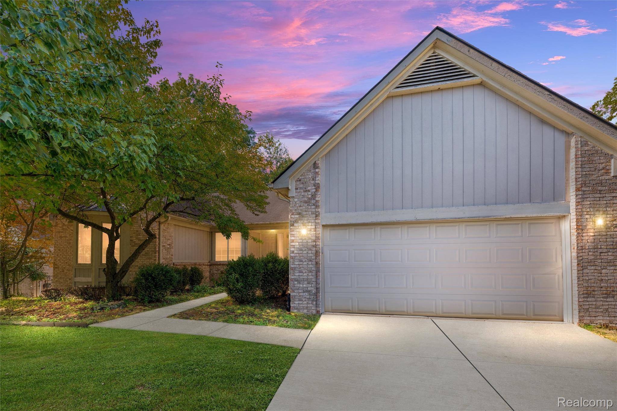 West Bloomfield, MI 48324,3120 Point Of The Woods DR