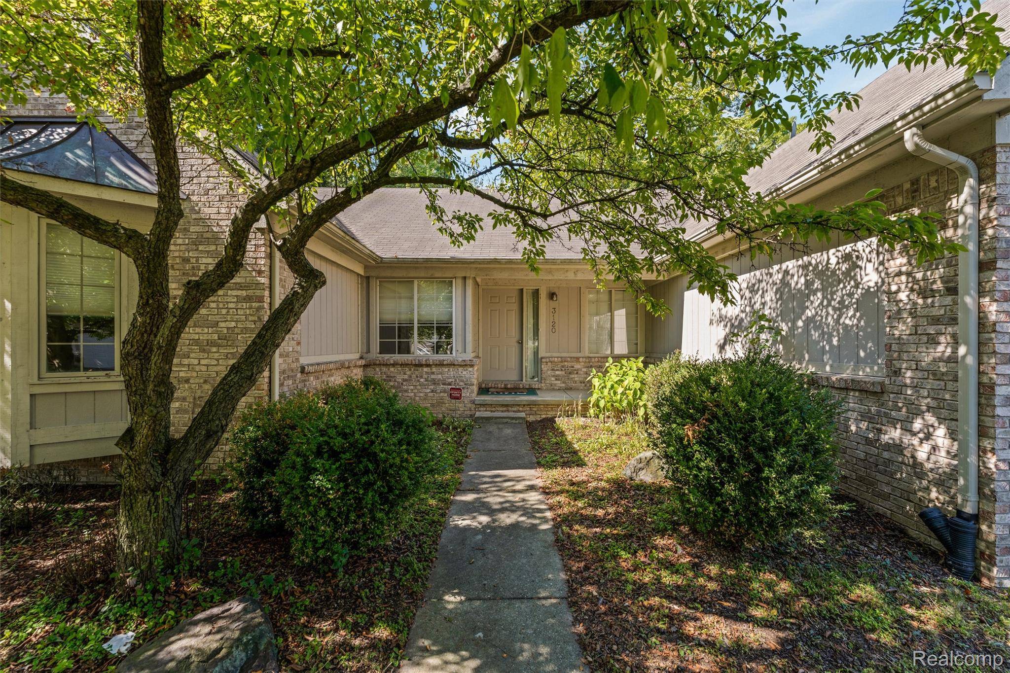 West Bloomfield, MI 48324,3120 Point Of The Woods DR