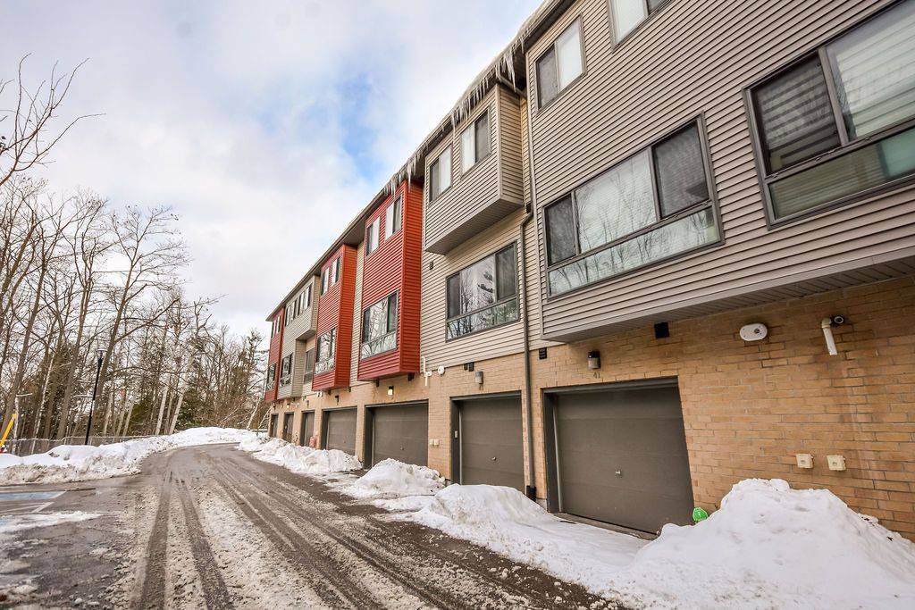 Barrie, ON L4N 9C8,369 Essa RD #41