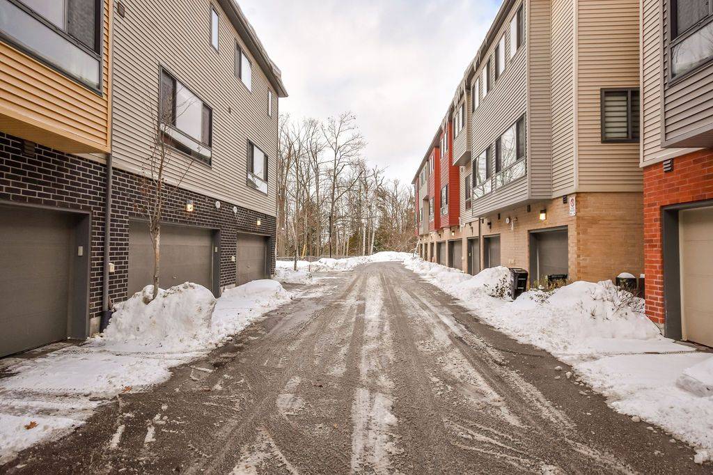 Barrie, ON L4N 9C8,369 Essa RD #41