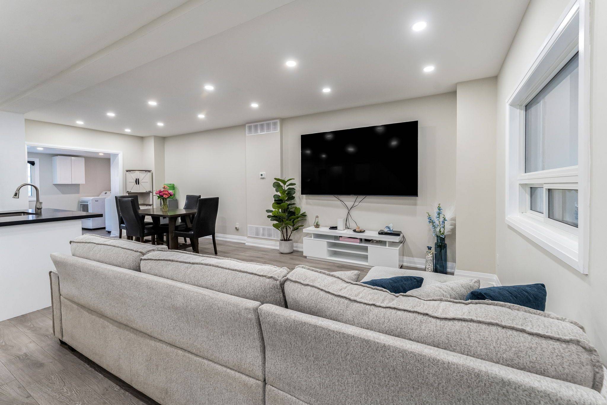 Toronto W04, ON M6M 2H5,47 Mahoney AVE