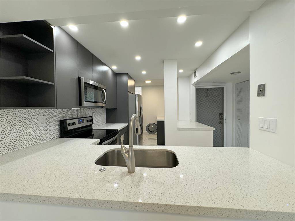 Plantation, FL 33317,6800 Cypress Rd #102