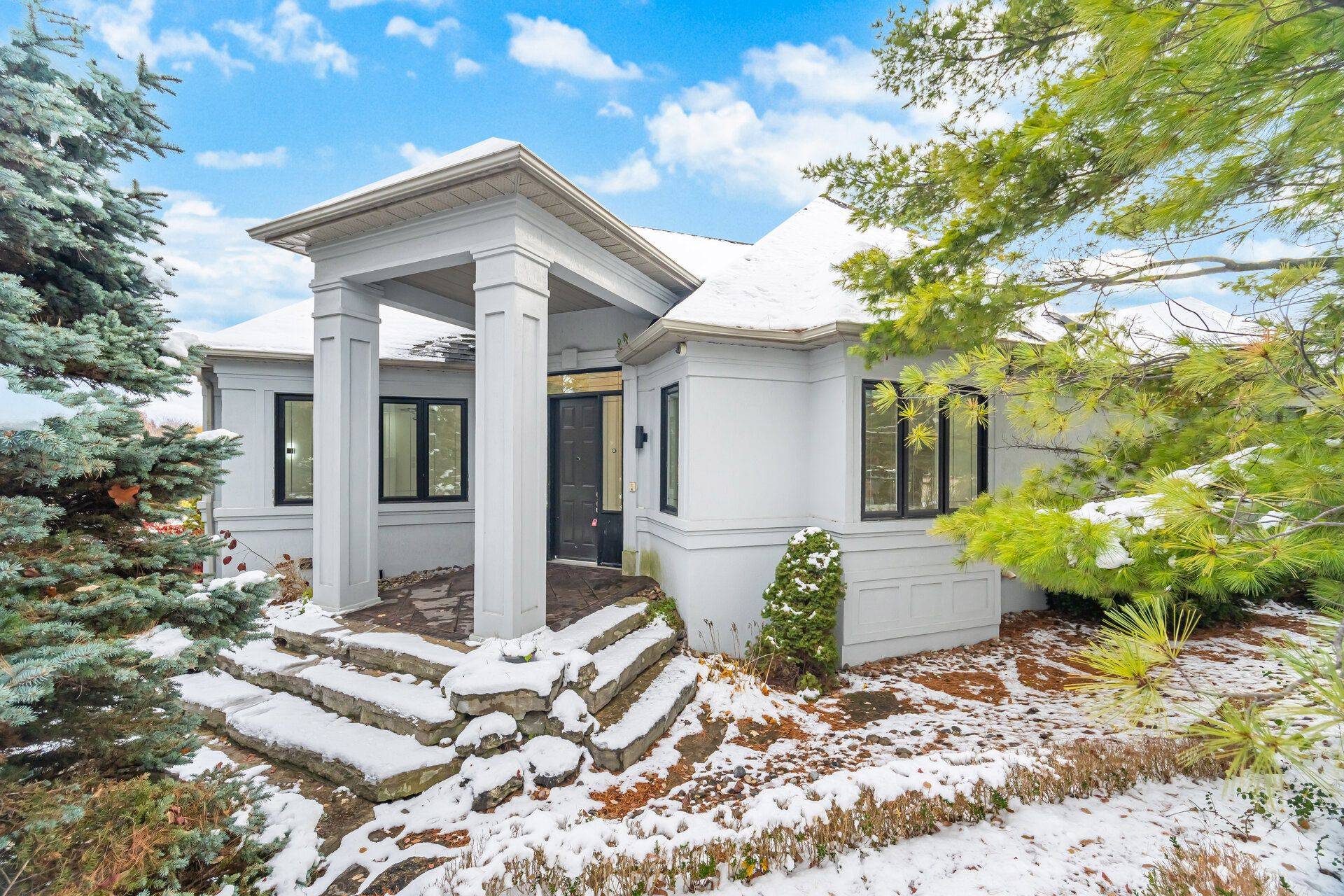 Vaughan, ON L4H 1A7,2 Huntingwood CT