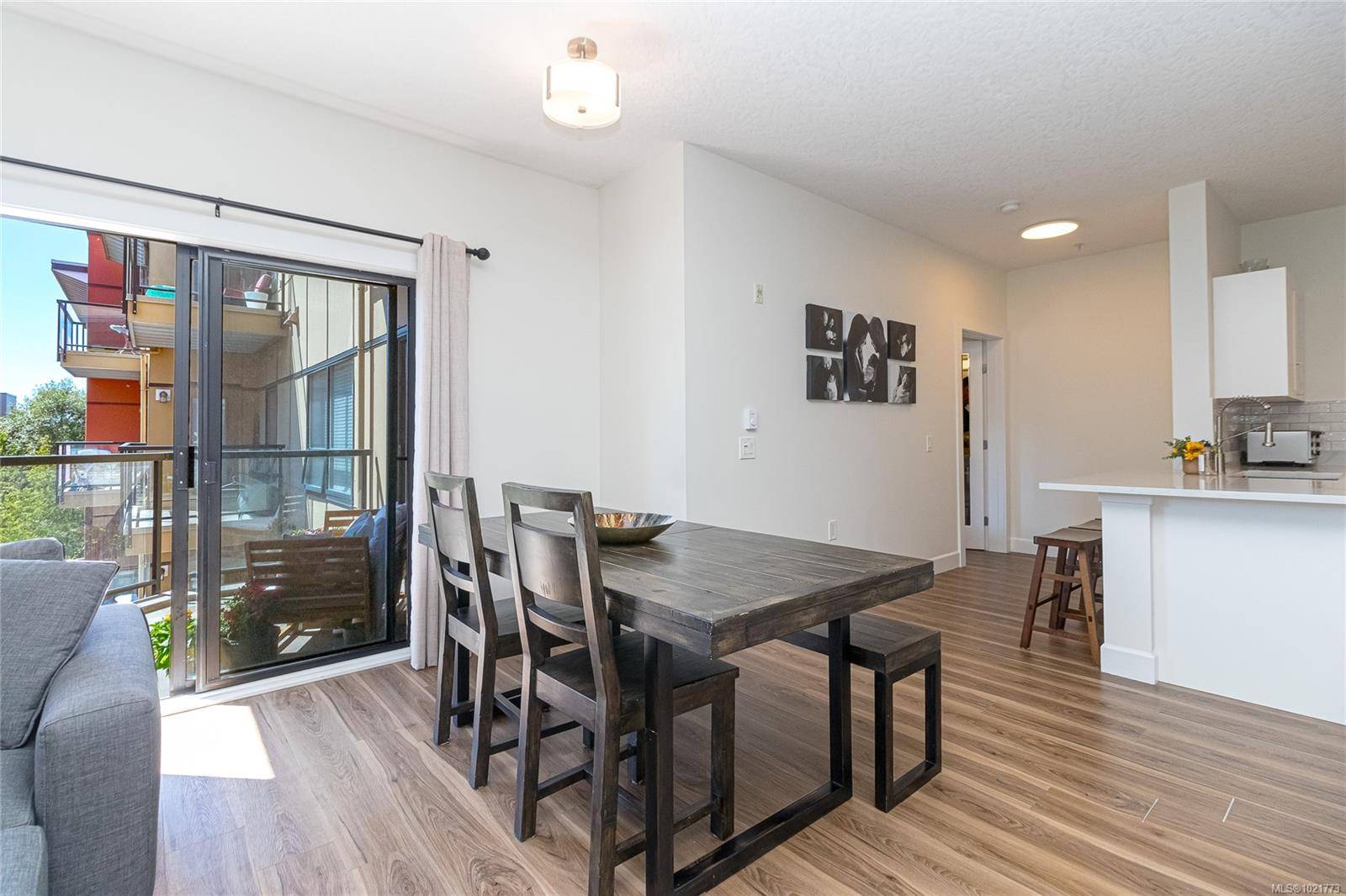 Saanich, BC V8X 2V5,870 Short St #408