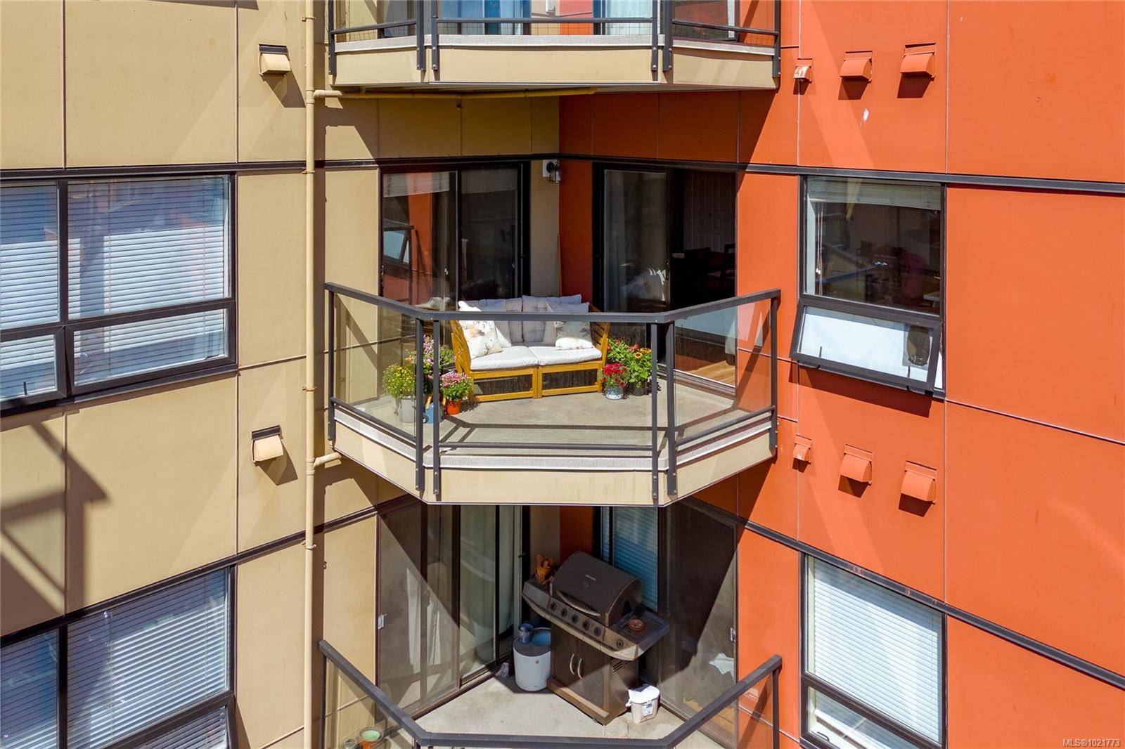 Saanich, BC V8X 2V5,870 Short St #408