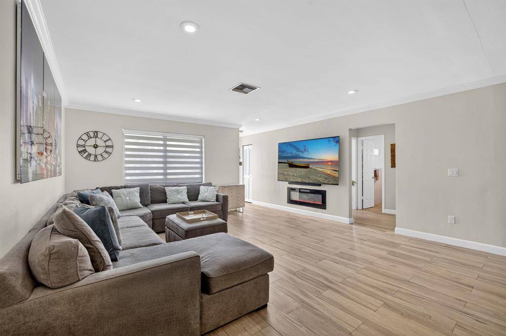 Dania Beach, FL 33004,407 SE 5th ST