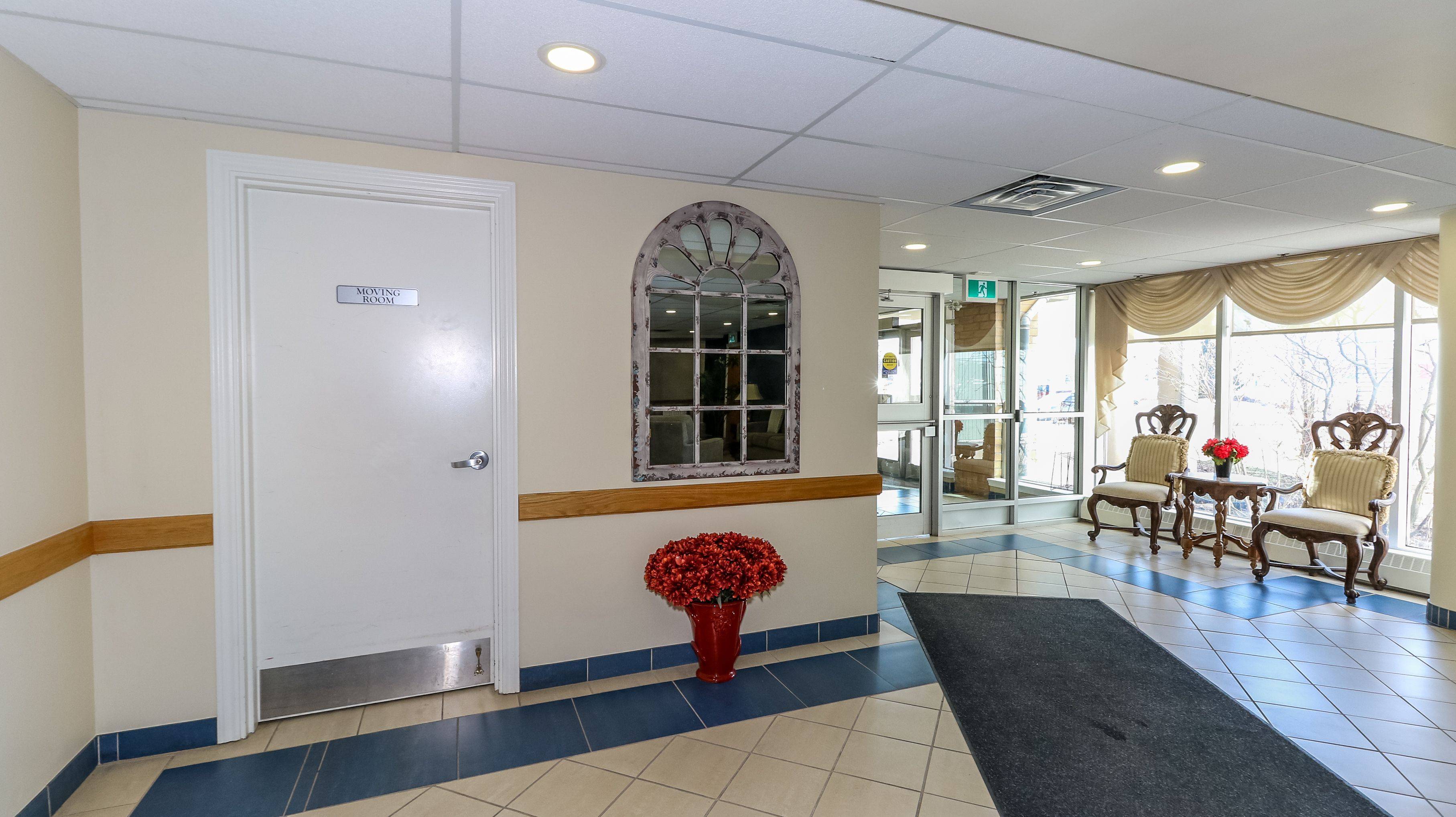 Barrie, ON L4N 0M3,90 DEAN AVE #106