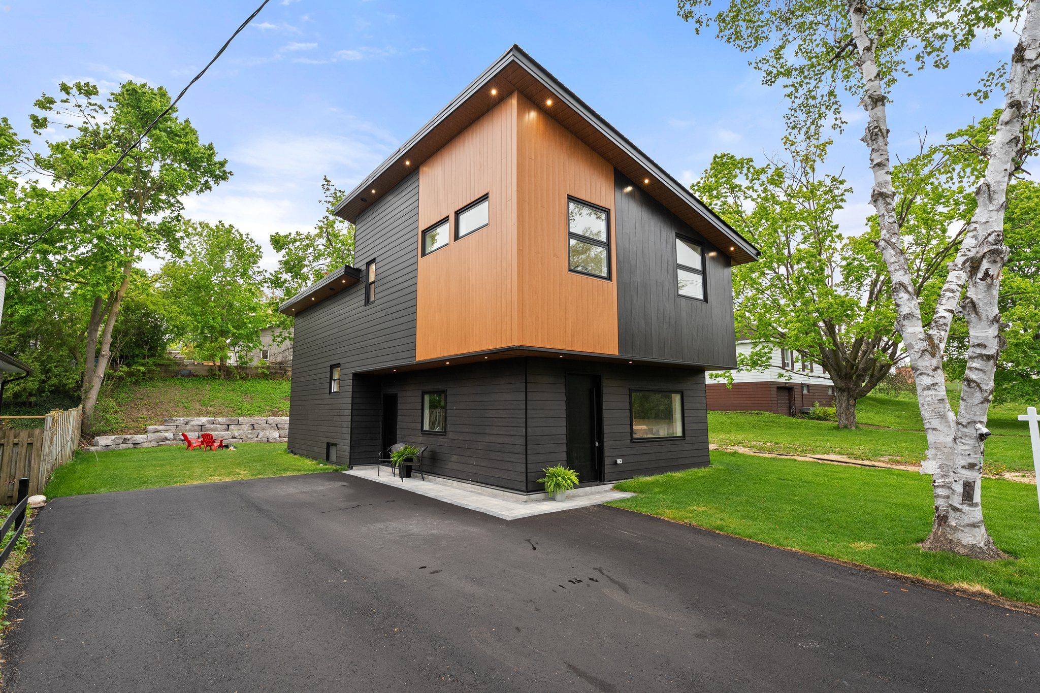 Barrie, ON L4M 3R6,168 Berczy ST