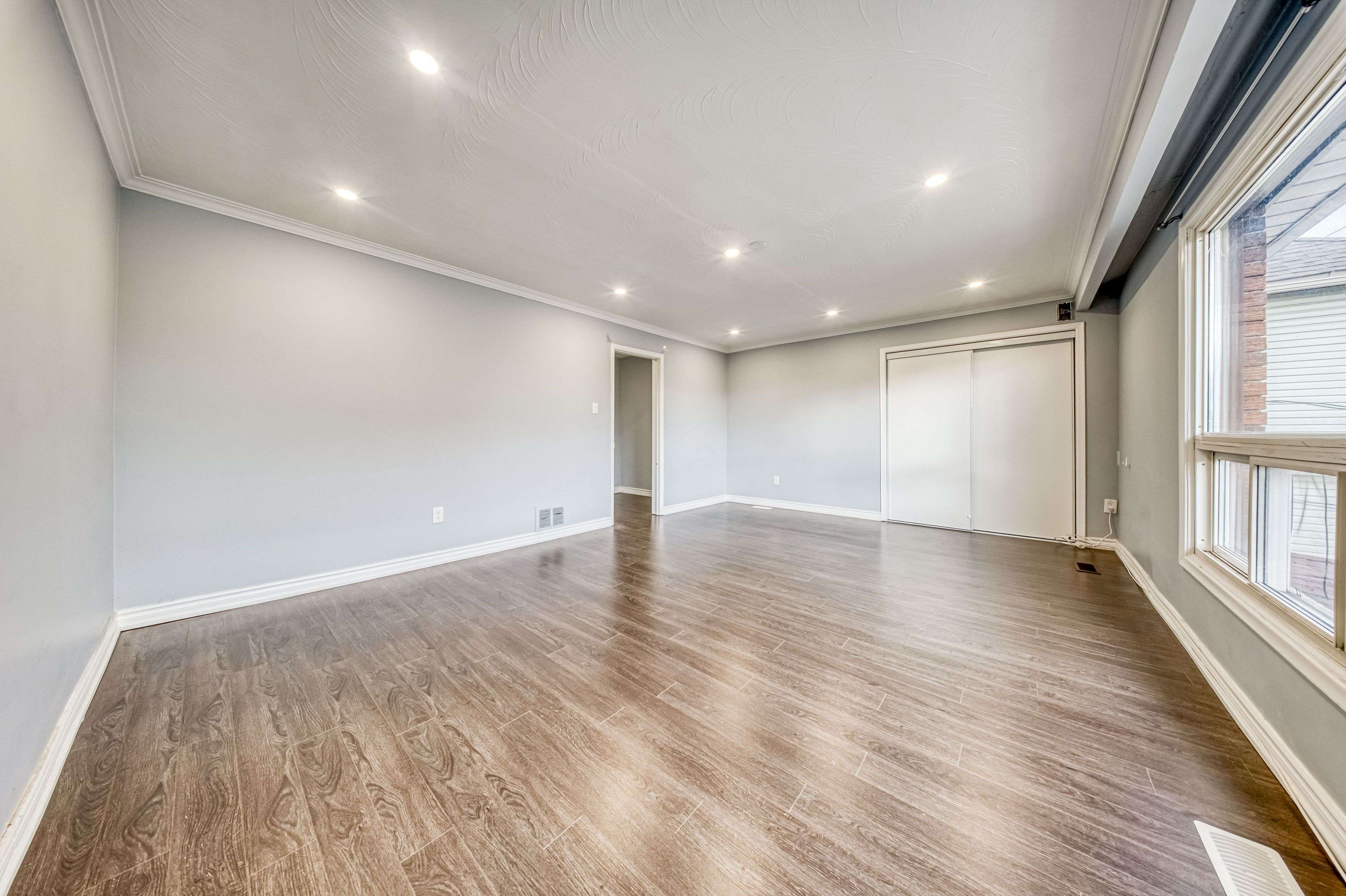 Toronto E06, ON M1L 3Z3,588 Warden AVE #Upper