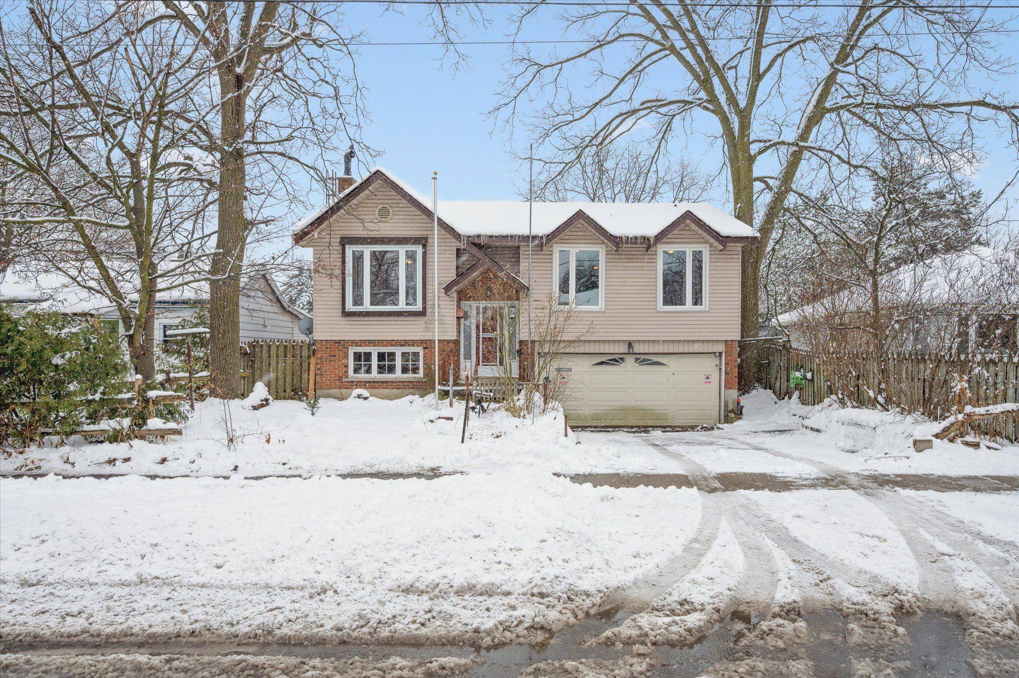 Guelph, ON N1E 4K2,224 DELHI ST