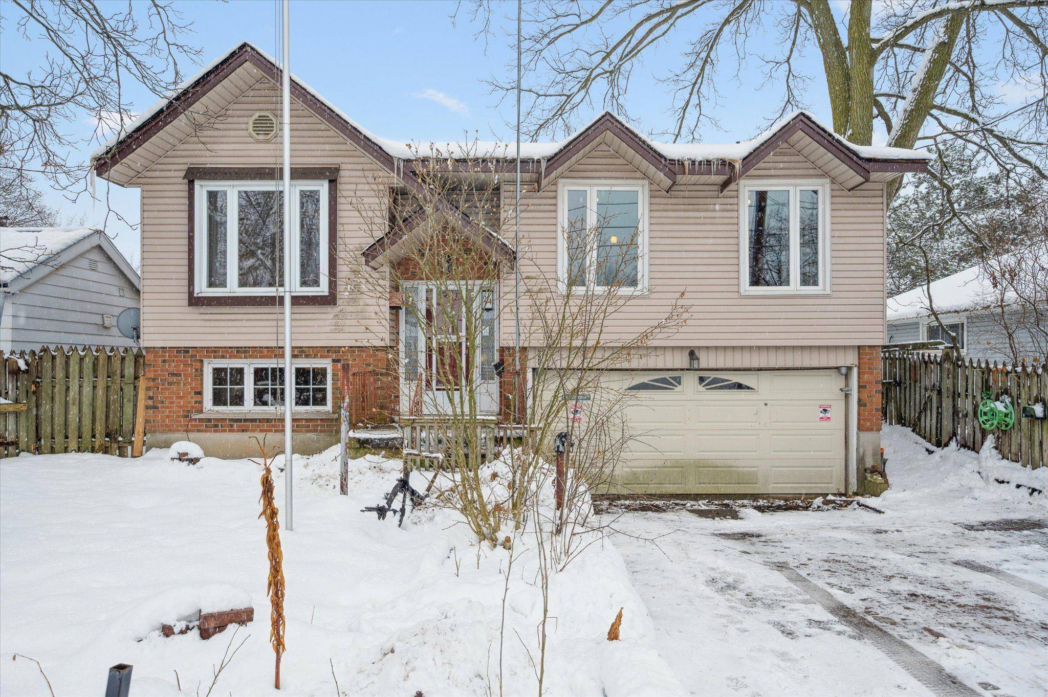 Guelph, ON N1E 4K2,224 DELHI ST