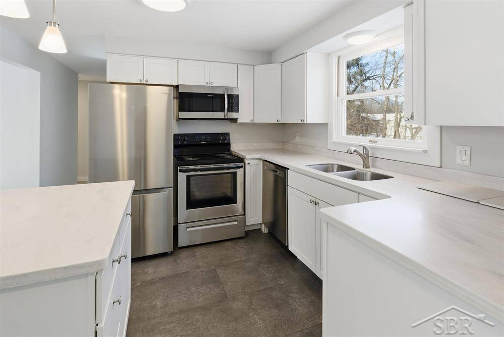 Midland, MI 48640,412 Harper LN