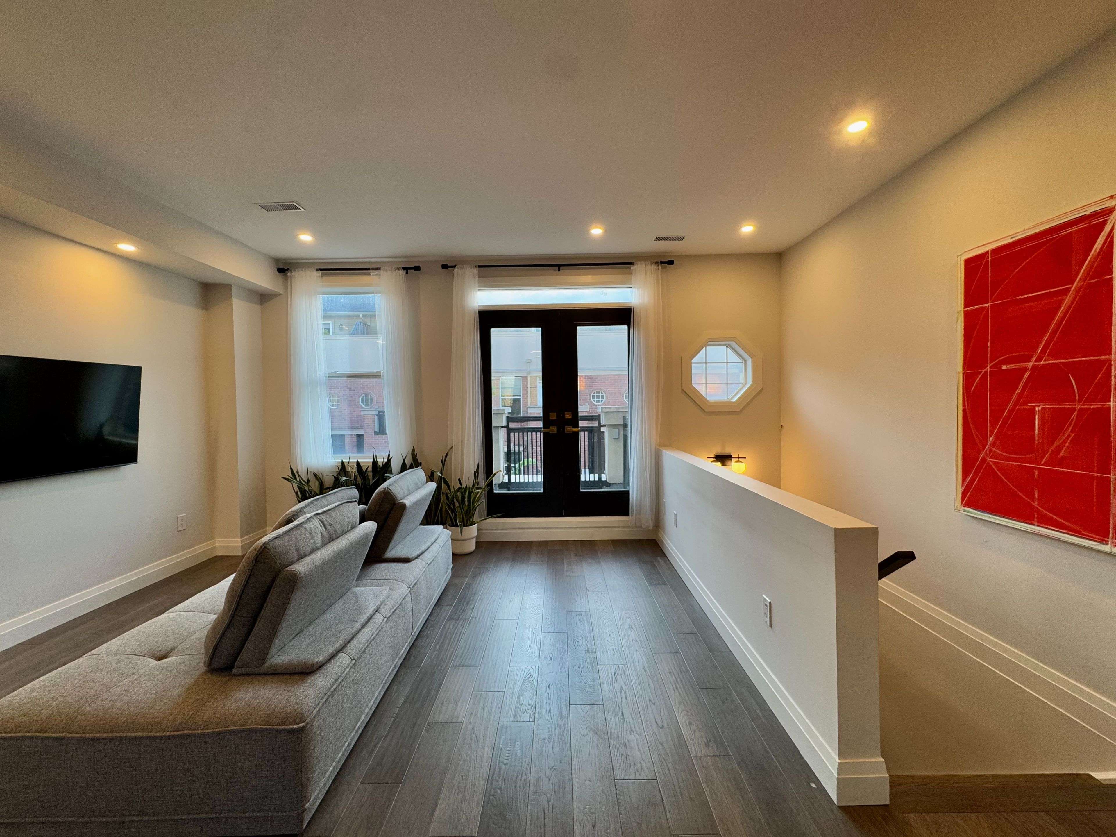 Toronto C01, ON M6J 1R5,51 Halton ST #216