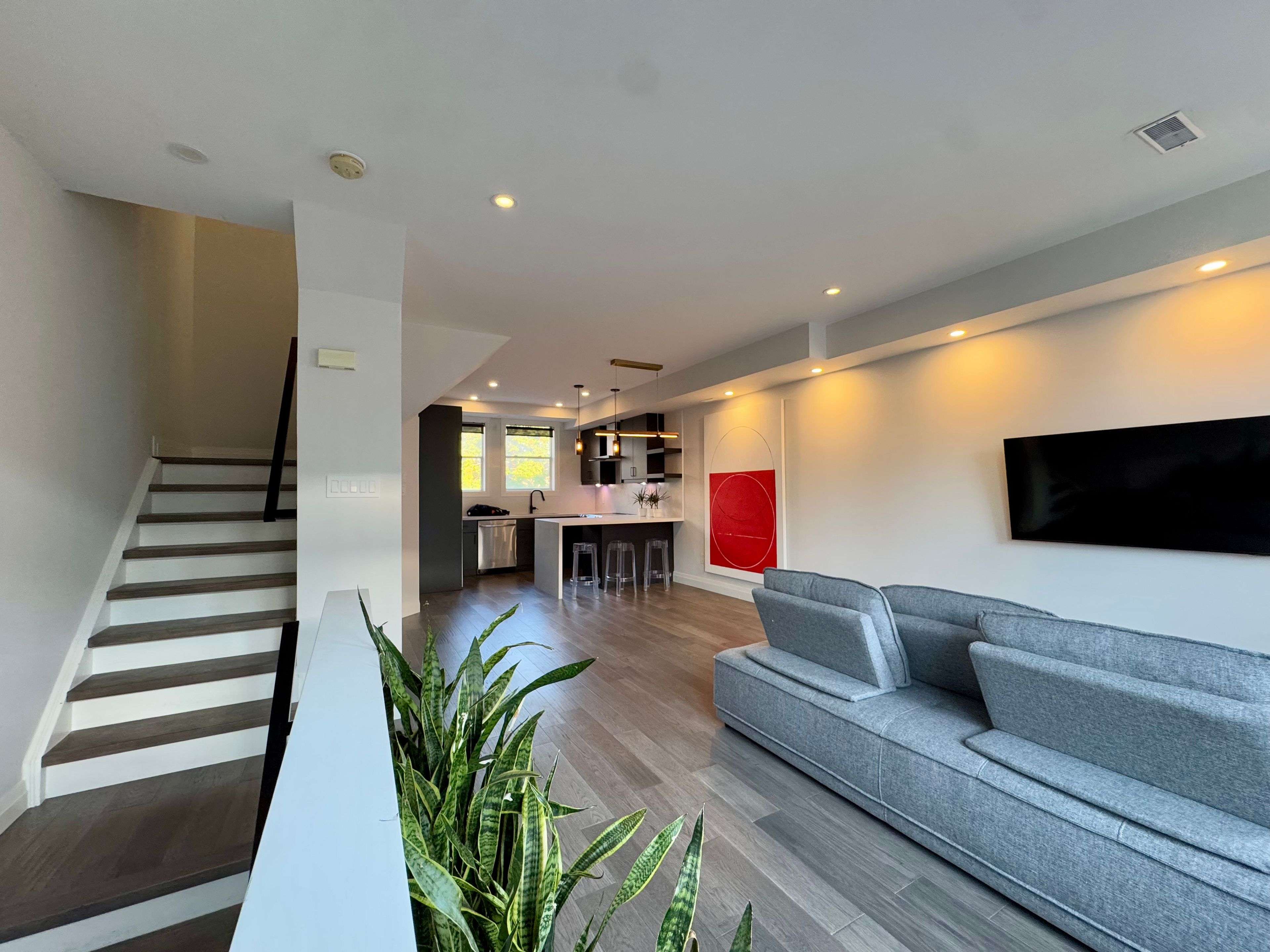 Toronto C01, ON M6J 1R5,51 Halton ST #216