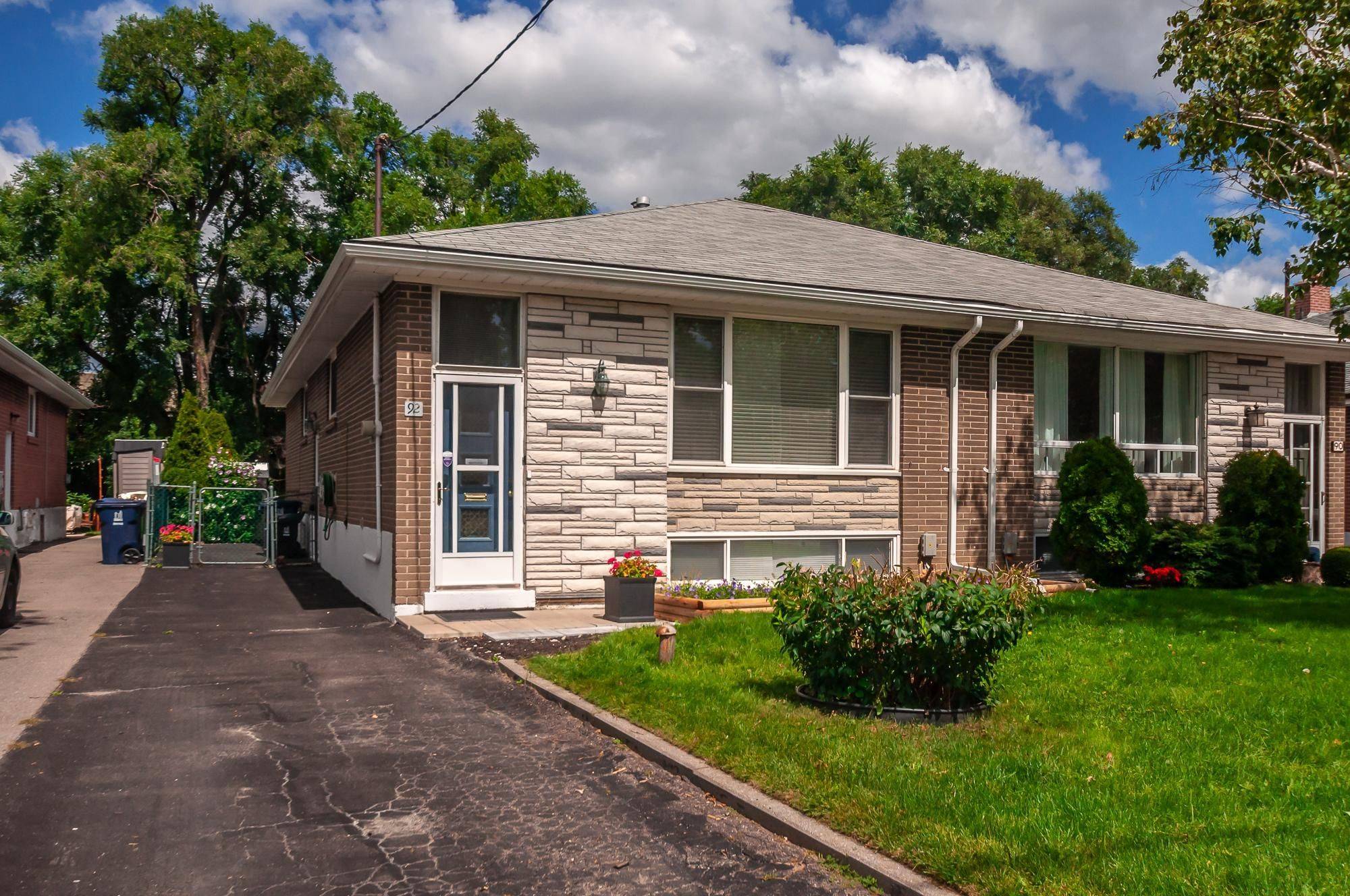 Toronto C13, ON M3A 2H1,92 Fortrose CRES