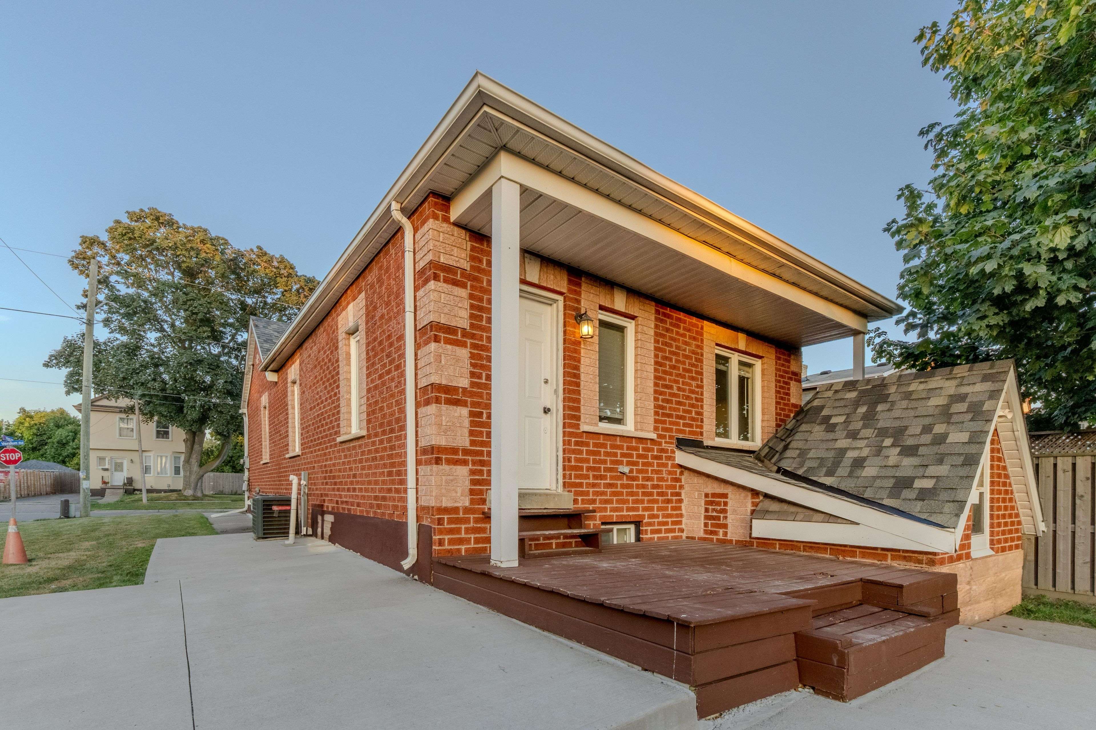 Oshawa, ON L1H 5T3,270 Verdun RD W #Main Floor