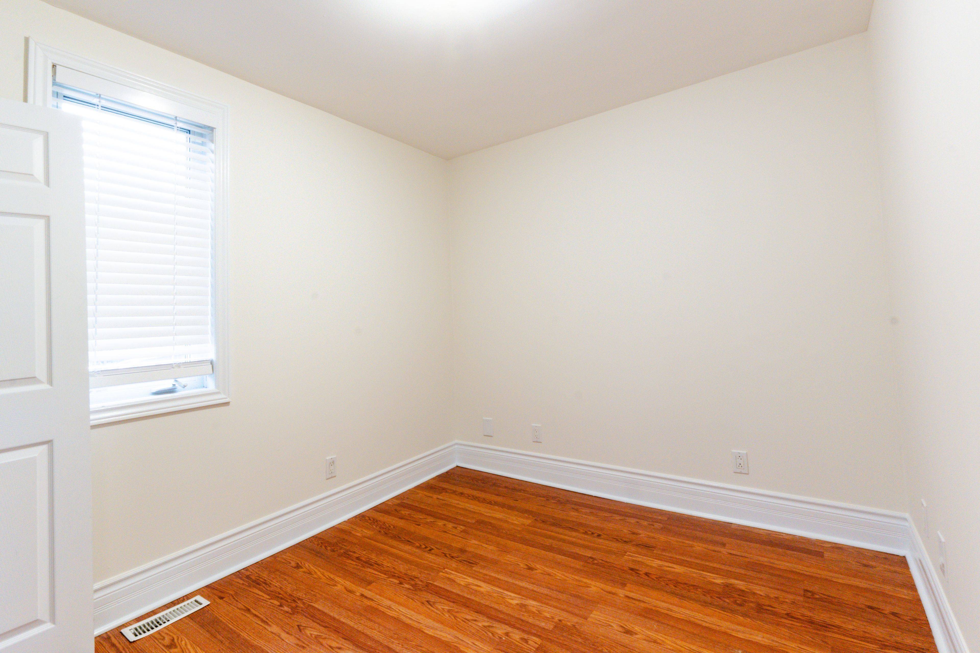 Oshawa, ON L1H 5T3,270 Verdun RD W #Main Floor