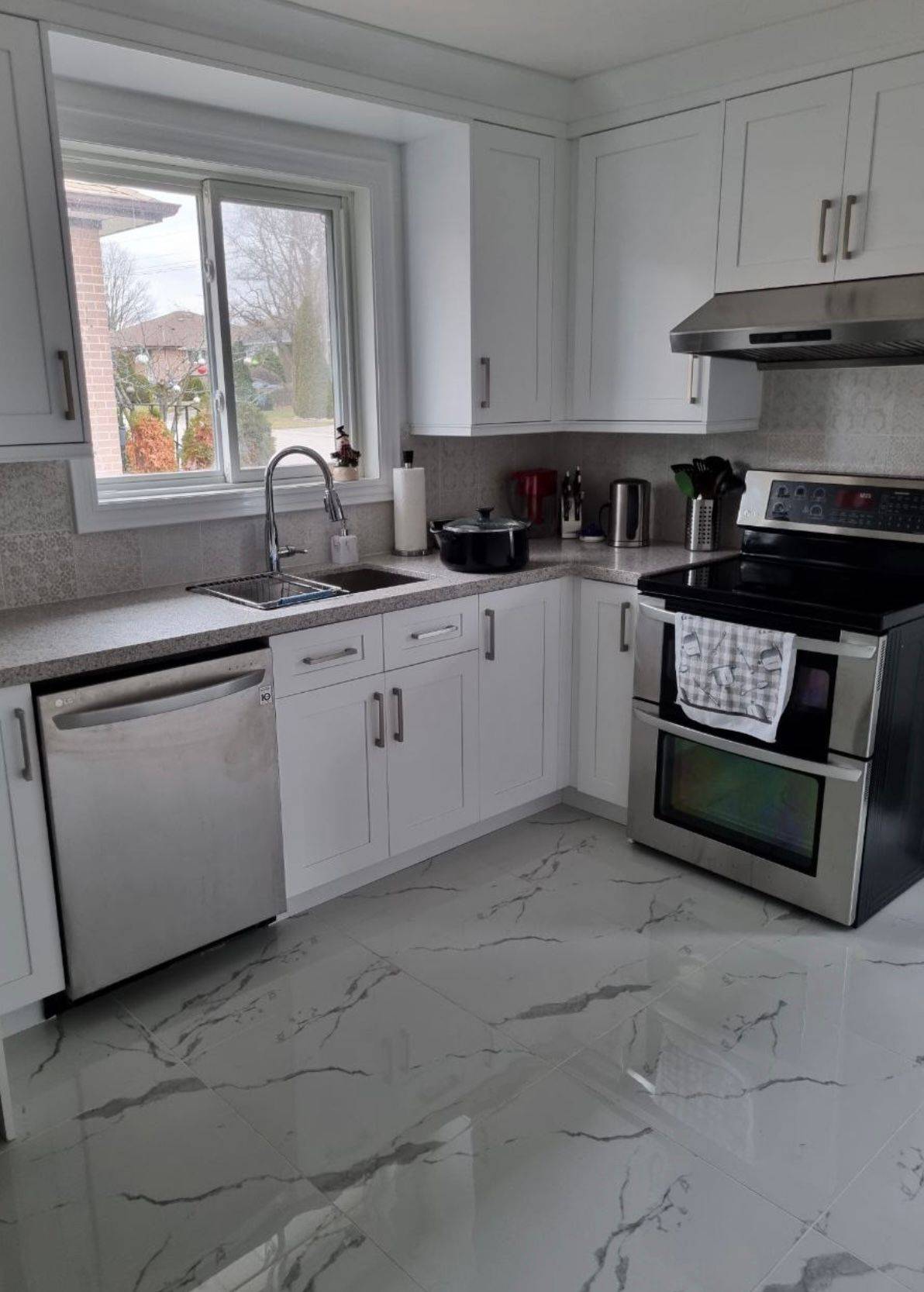 Newmarket, ON L3Y 2Z5,256 Silverbirch DR #Main Floor