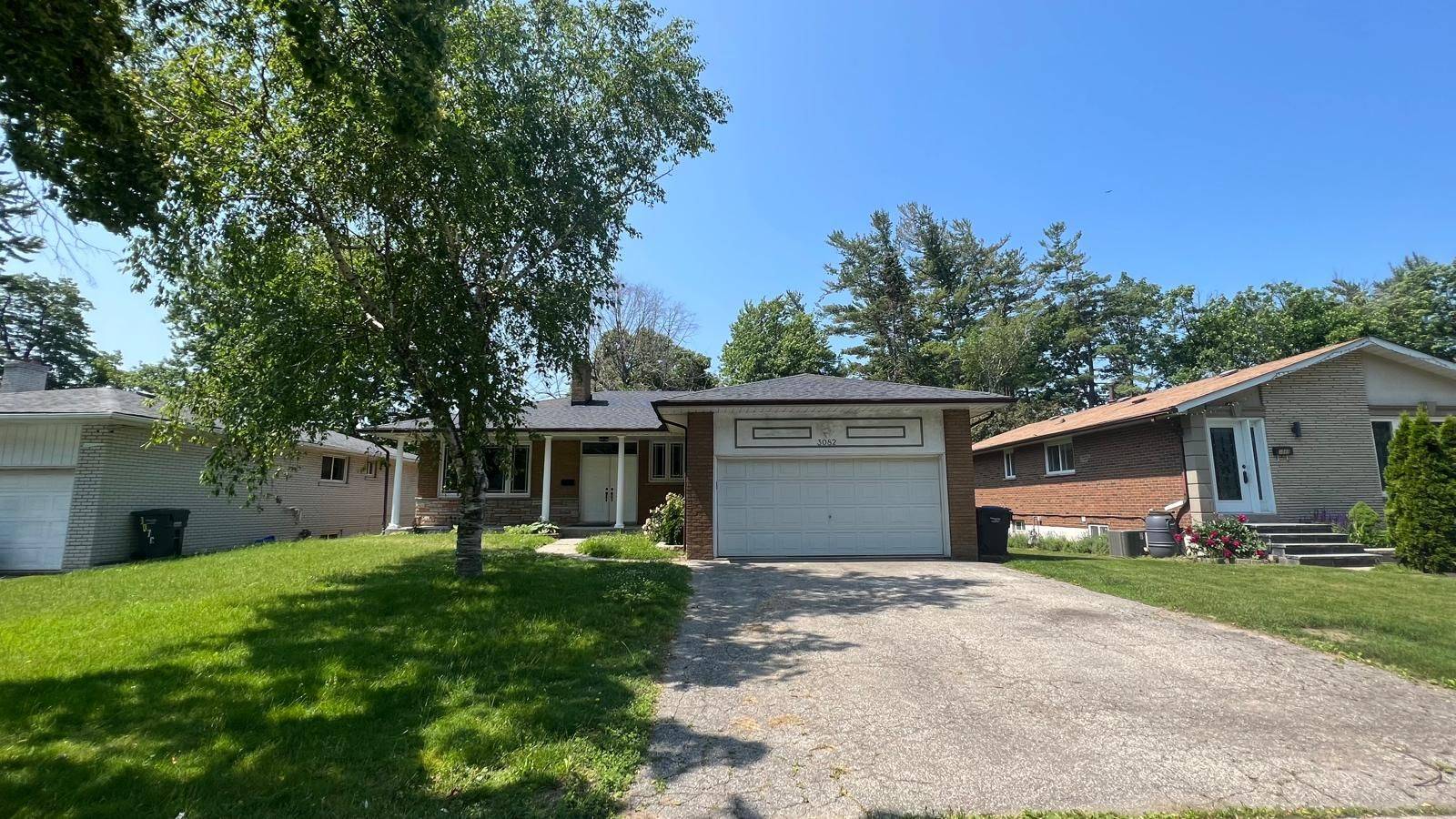 Mississauga, ON L5C 2C2,3082 Lindenlea DR #MAIN FLOOR