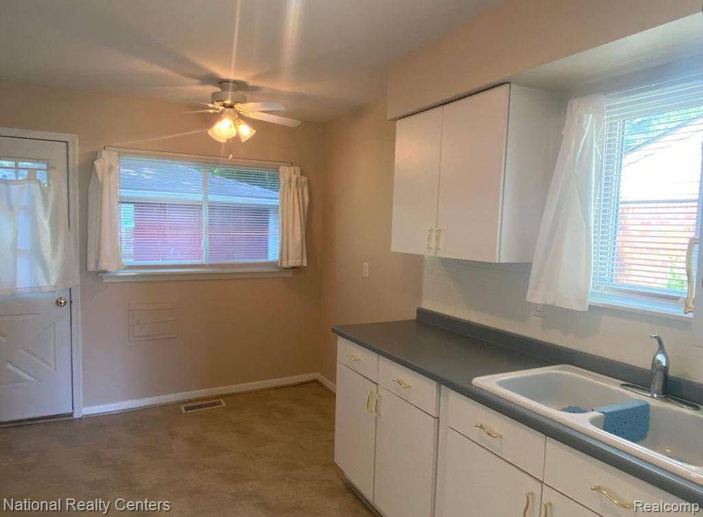 Dearborn Heights, MI 48125,25507 NORFOLK ST