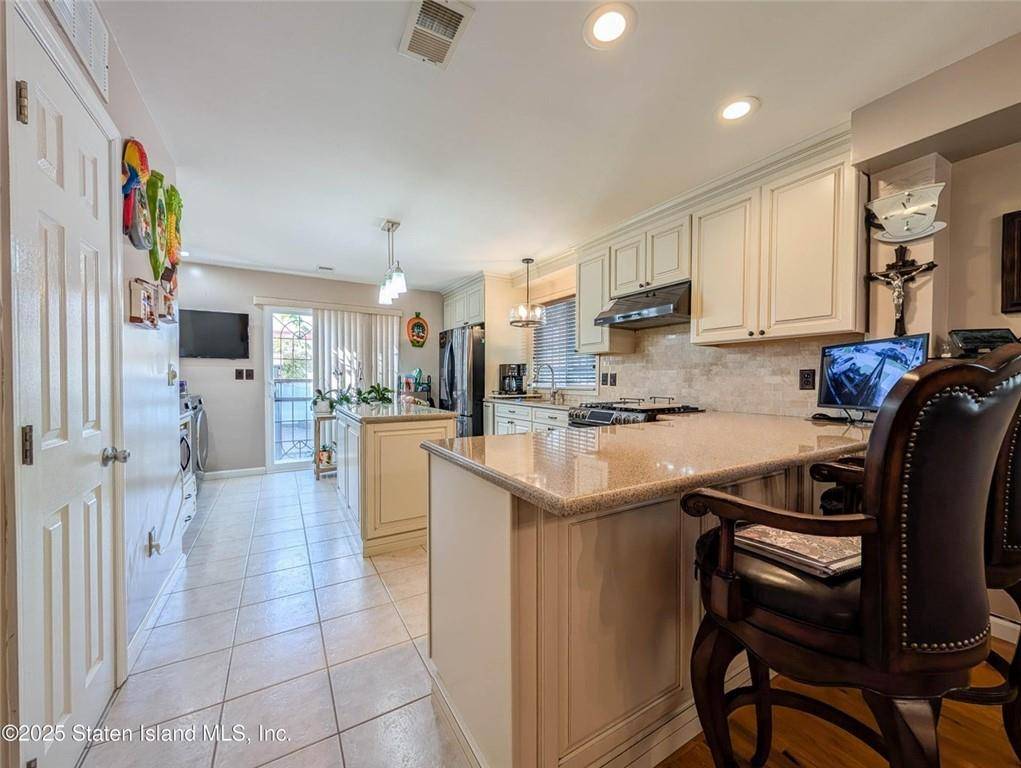 Staten  Island, NY 10304,208 Osgood AVE