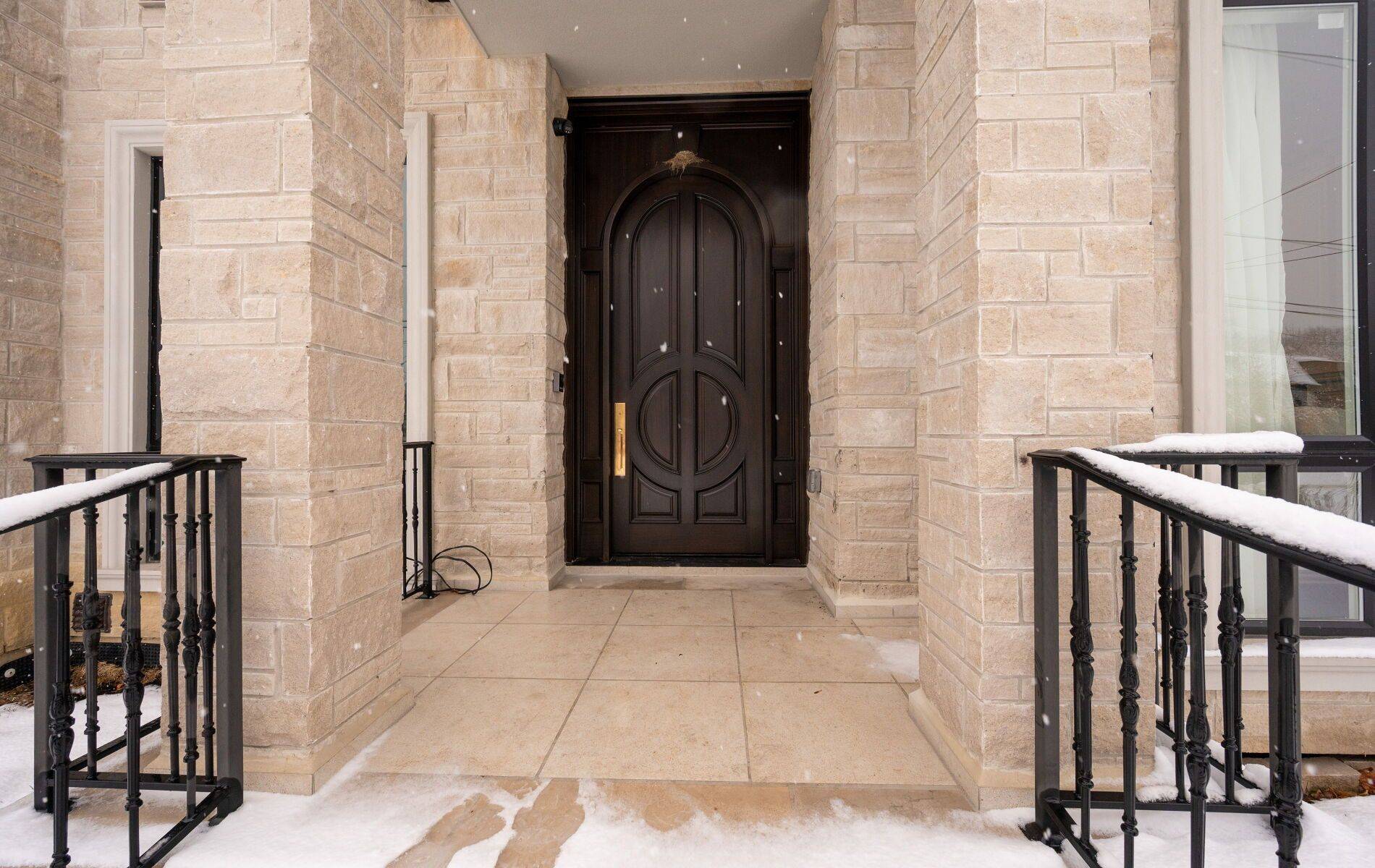 Toronto C07, ON M2R 2E2,32 Devondale AVE