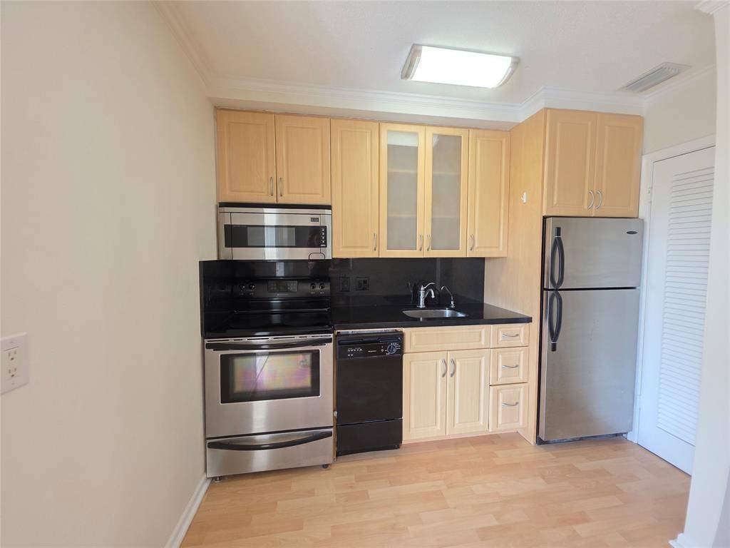 Lighthouse Point, FL 33064,2131 NE 42nd Ct #208E