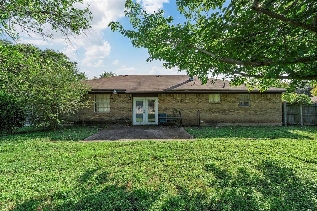 Hewitt, TX 76643,300 Travis Lane