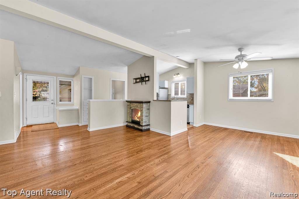 Troy, MI 48084,881 Brooklawn DR