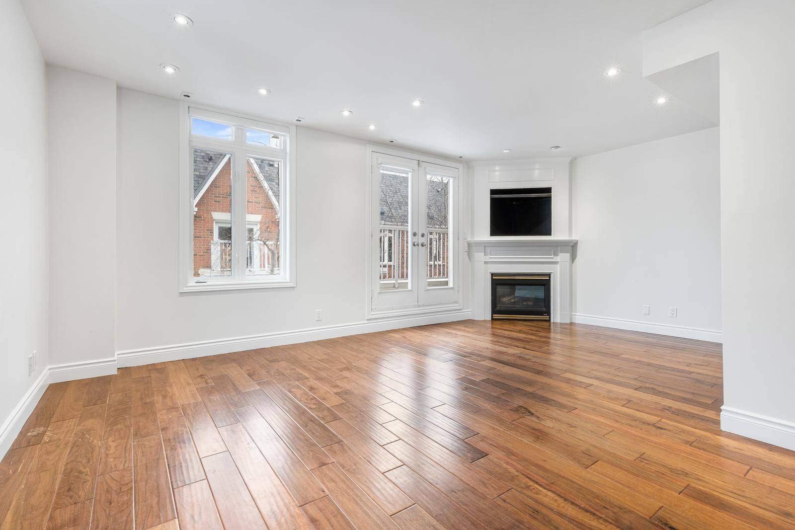 Toronto C01, ON M6J 3W7,12 Sudbury ST #1811